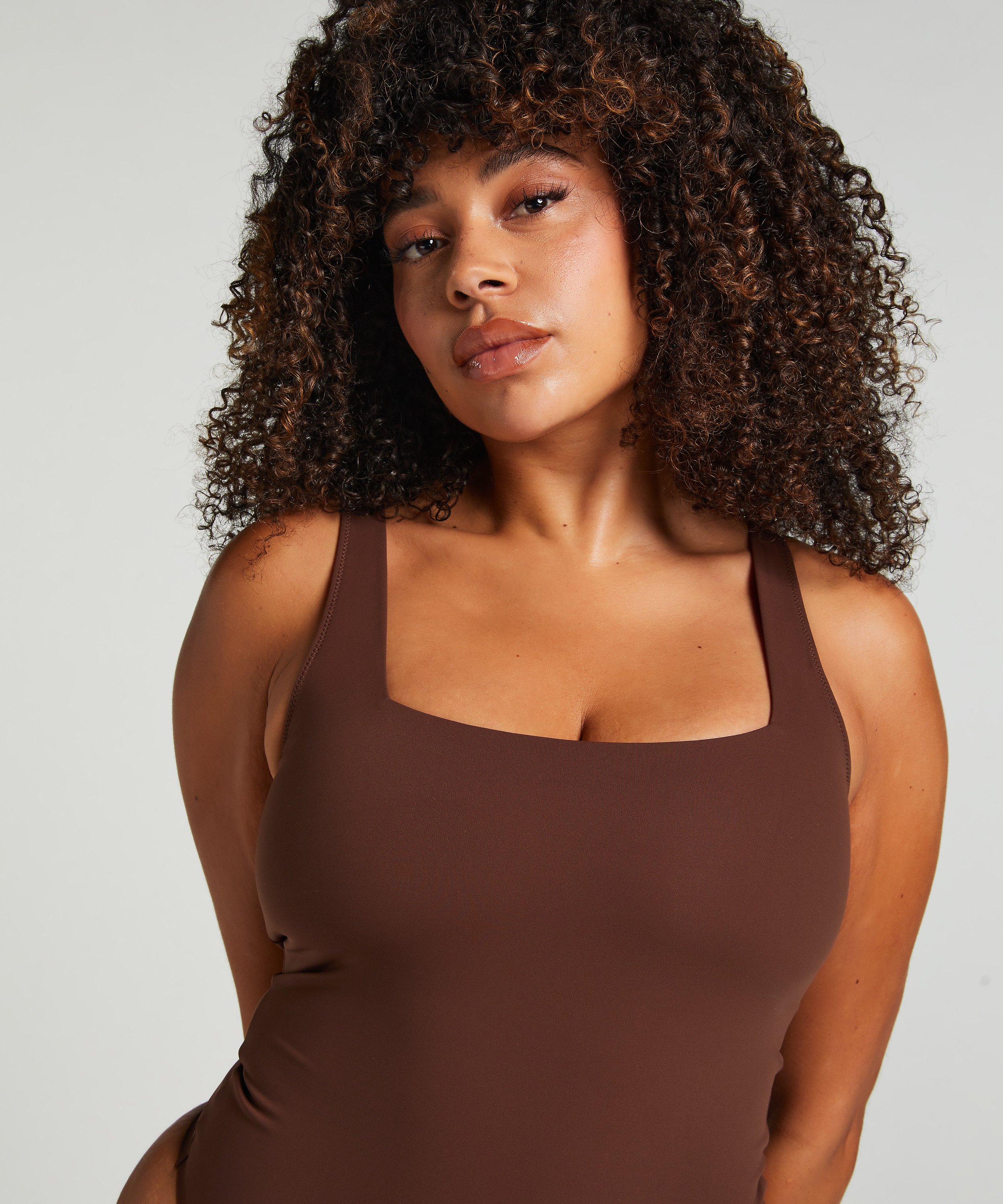 Smooth body, Brun, main