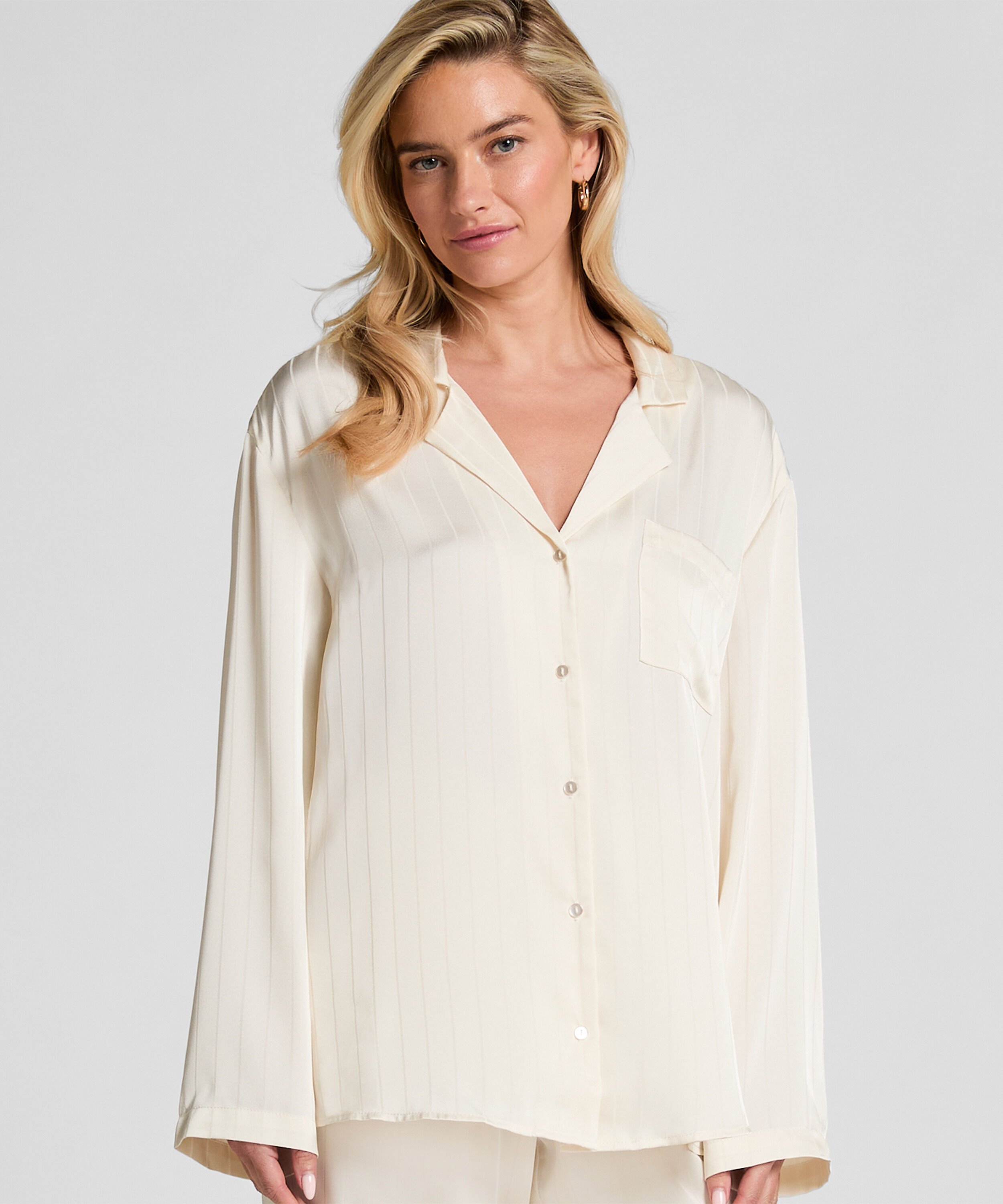 Satinjakke med nålestriber, Hvid