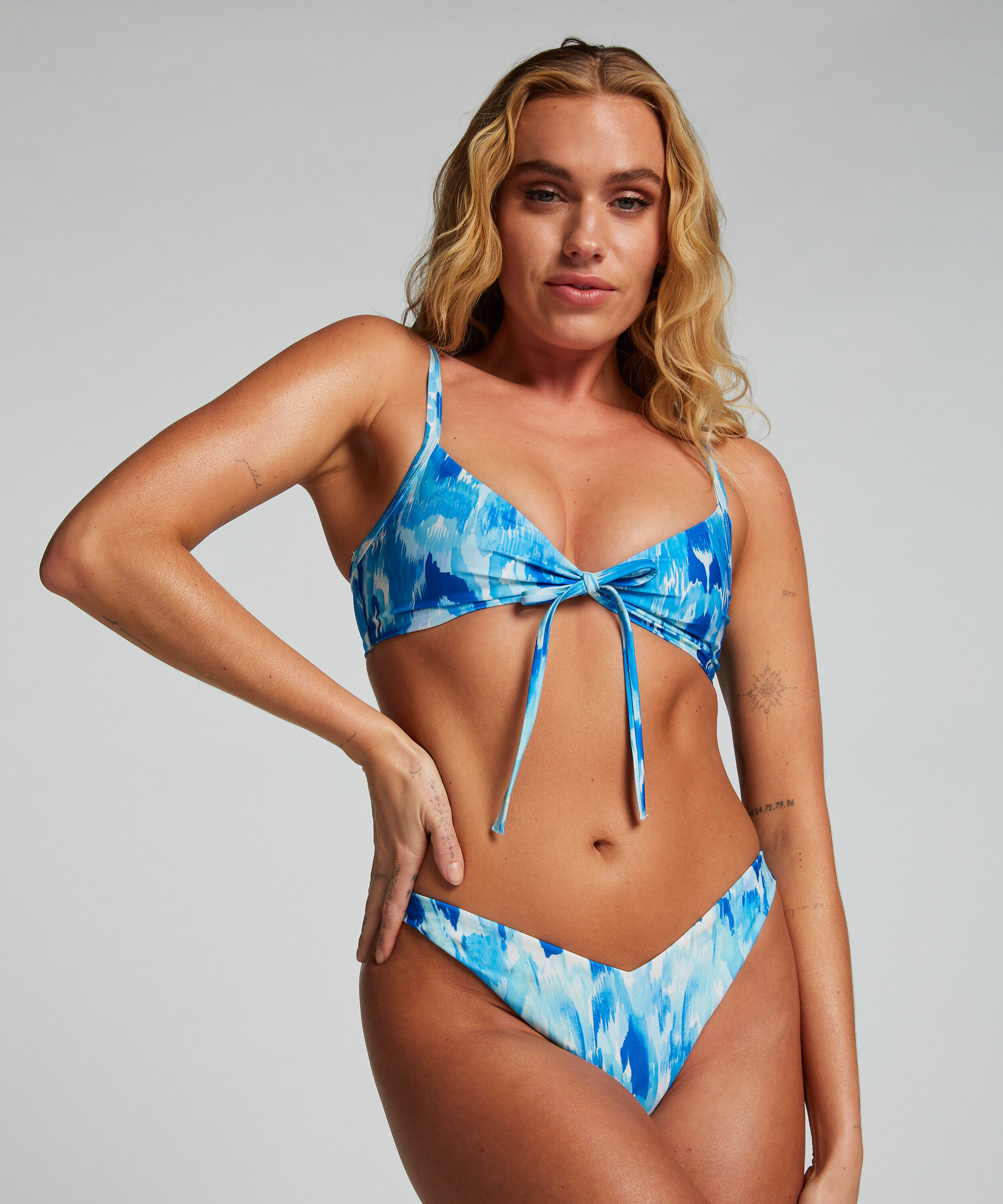 Højskåret Bikinitrusse Paraguay, Blå