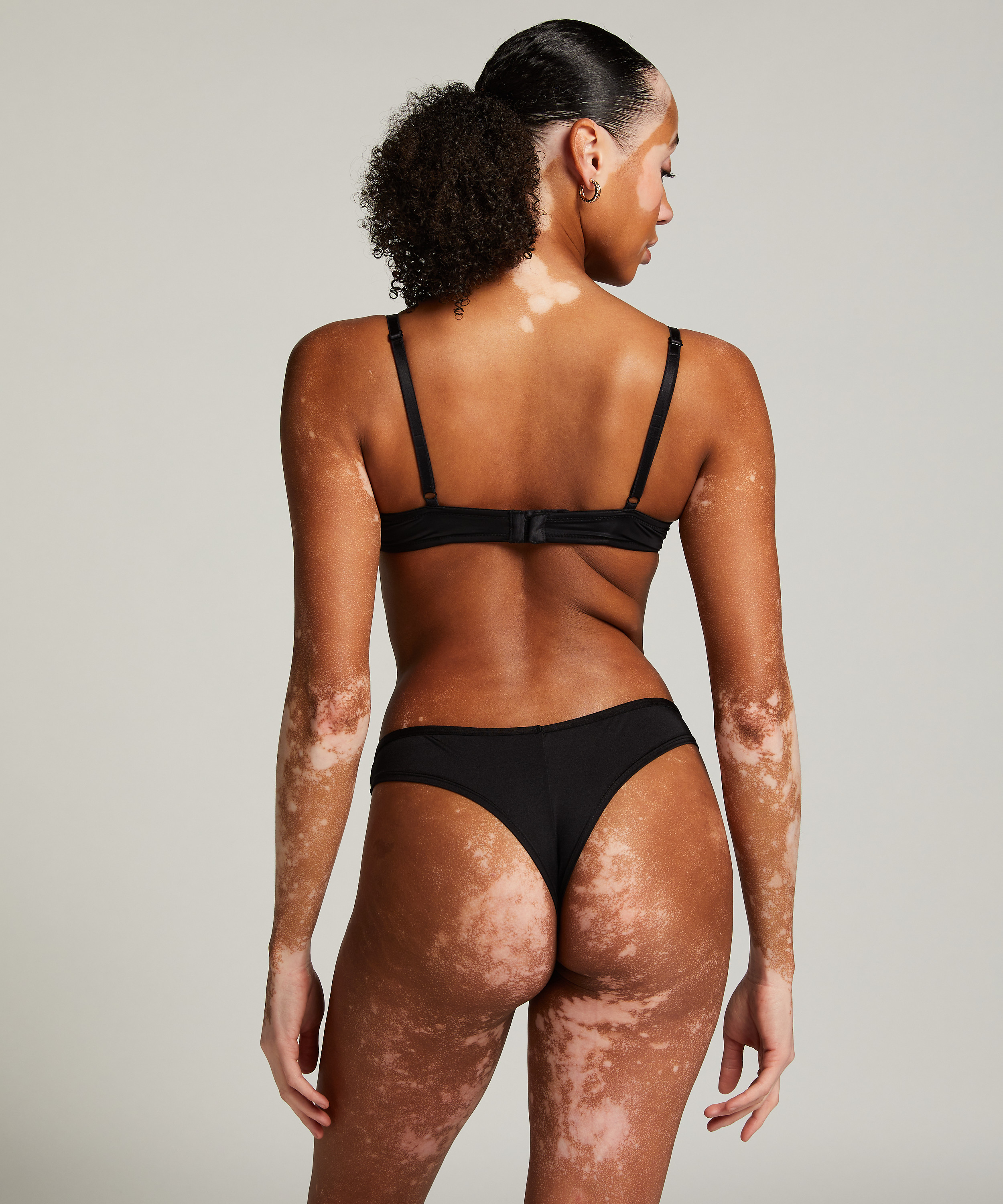 Cheekini Gunila, sort, main