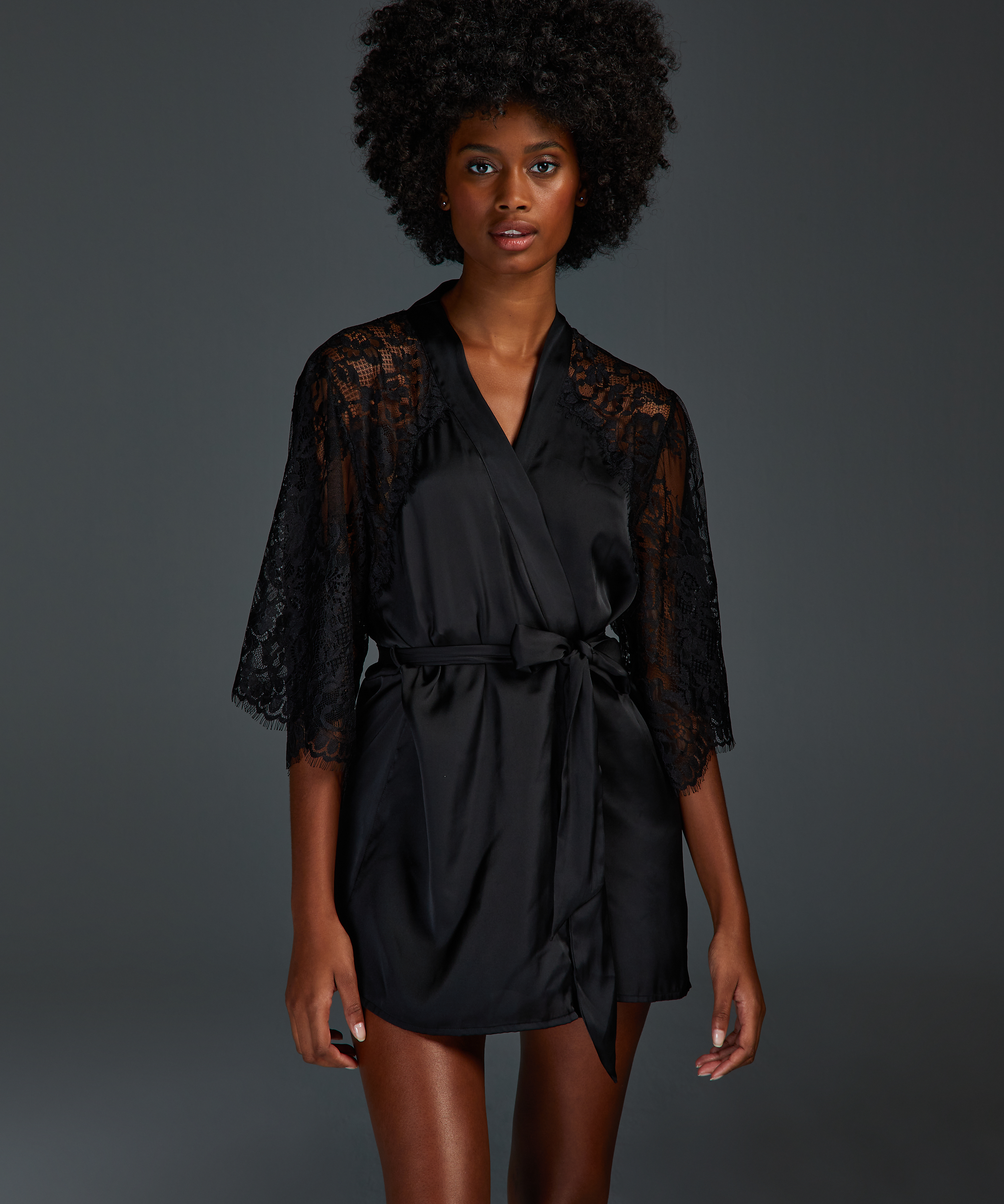 Jennifer kimono, Sort, main