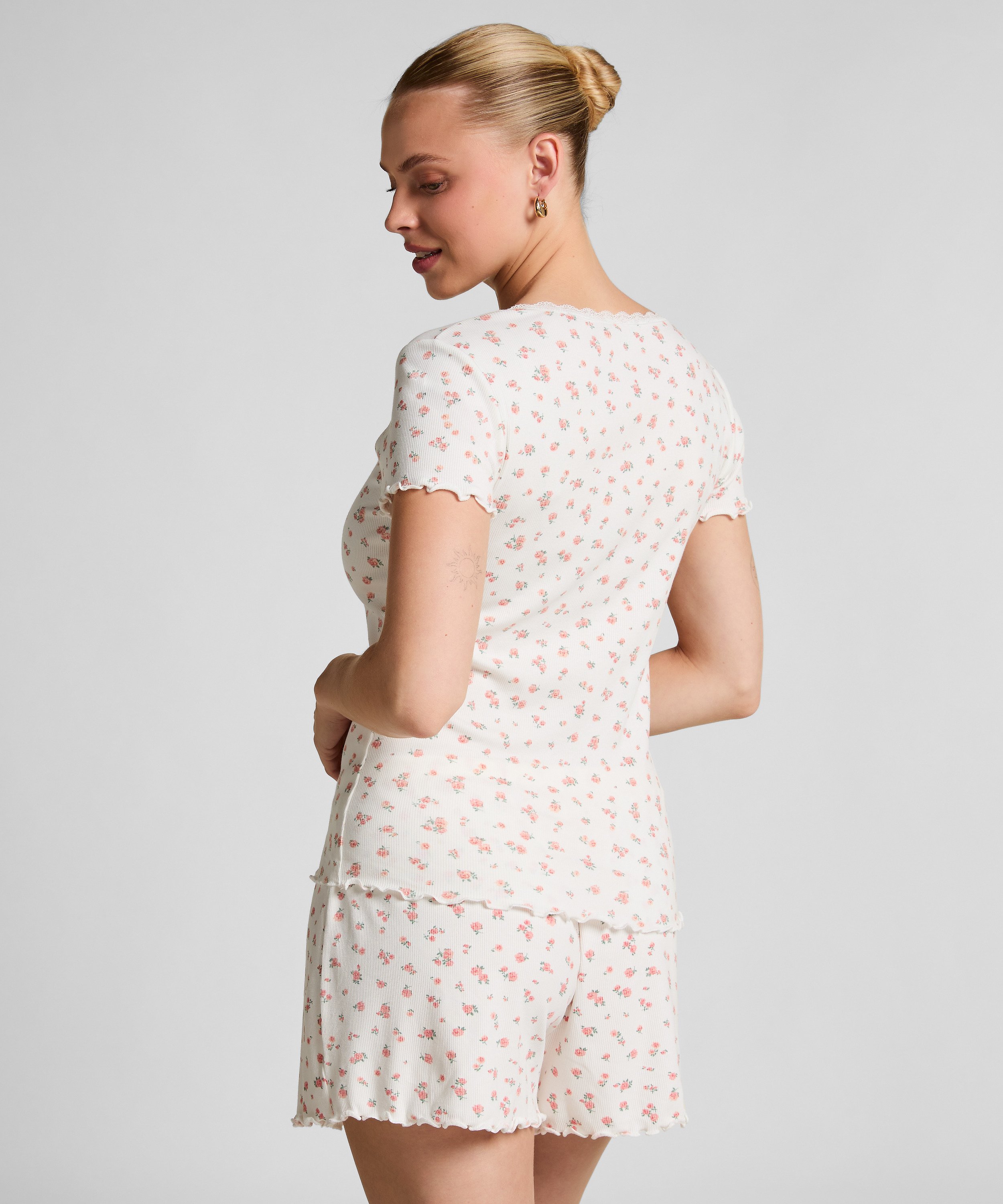 Ribstrikket kort&aelig;rmet top med blonder, Hvid, main