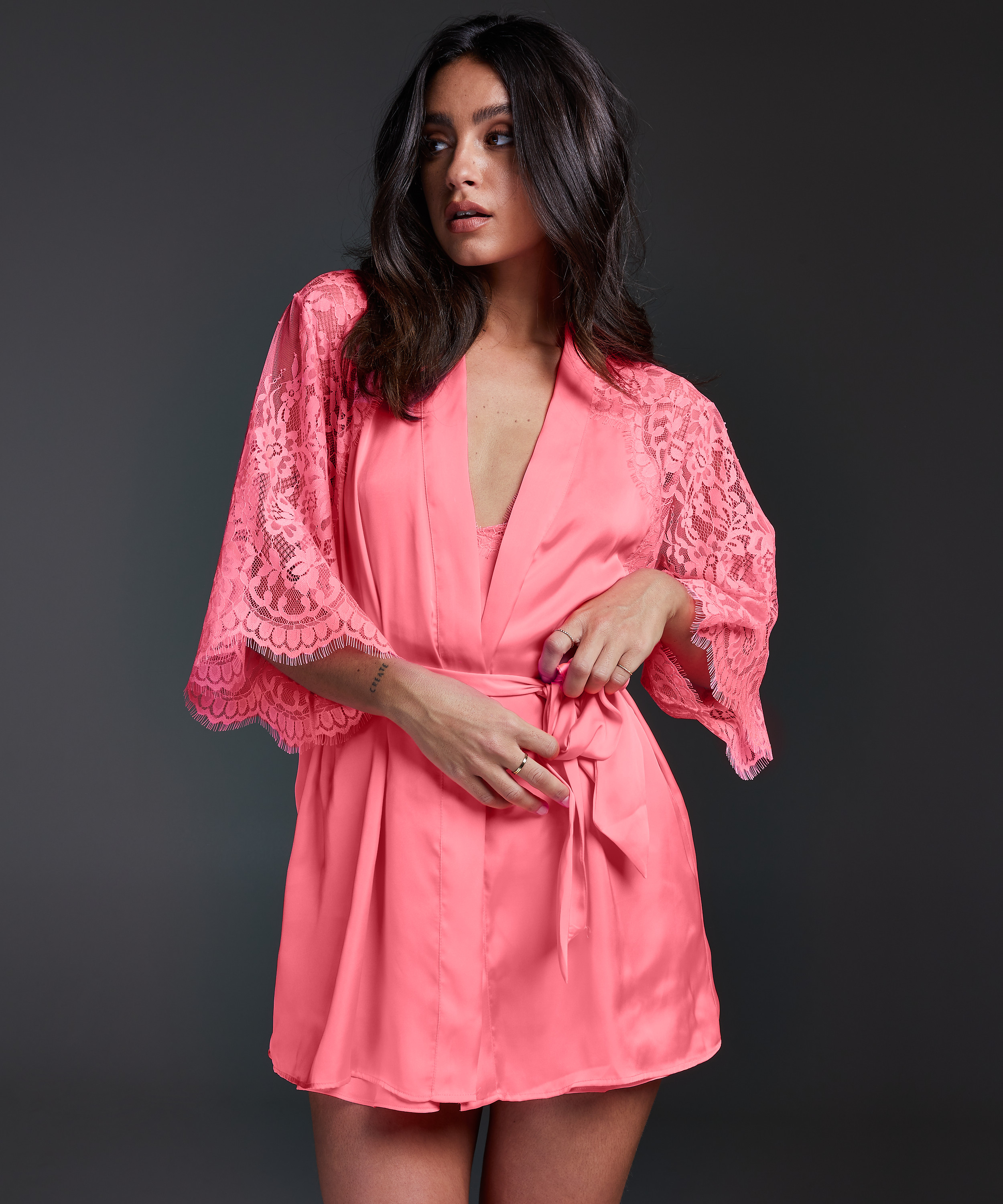 Jennifer kimono, Lyser&oslash;d, main