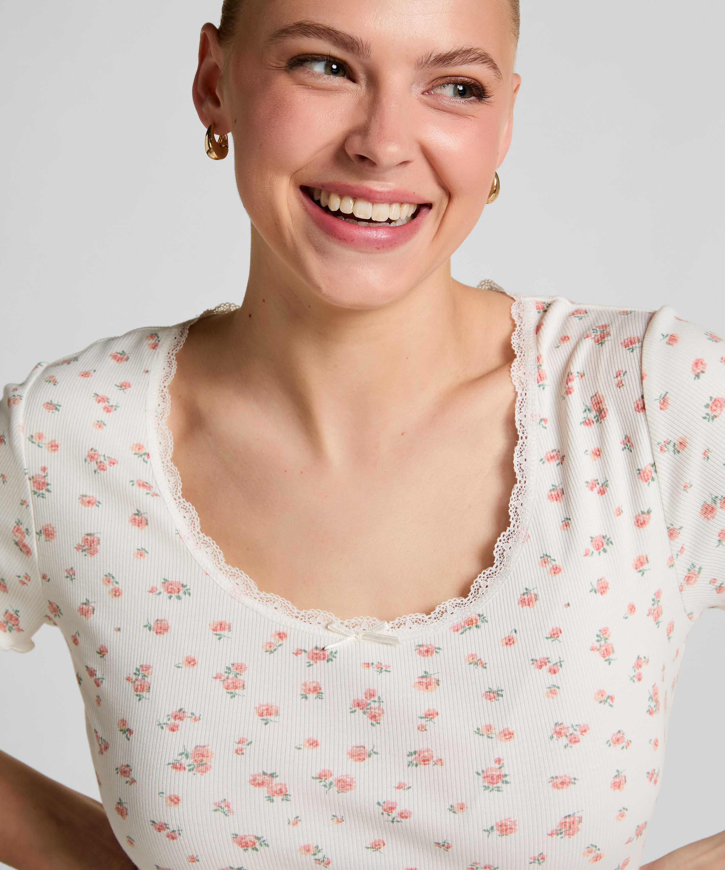 Ribstrikket kort&aelig;rmet top med blonder, Hvid, main