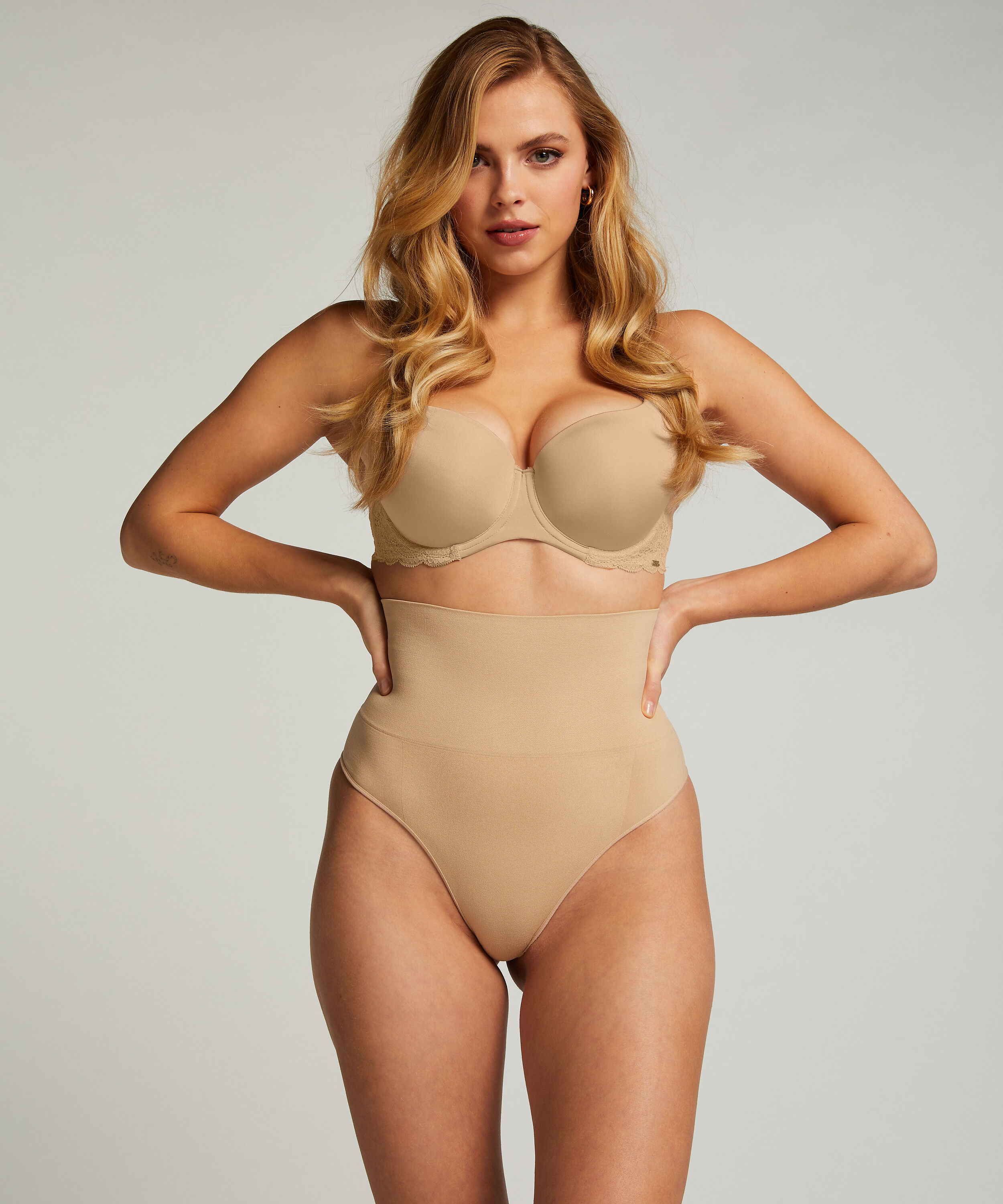 Opstrammende høj, korrigerende g-streng, Beige Opstrammende høj, korrigerende g-streng, Beige