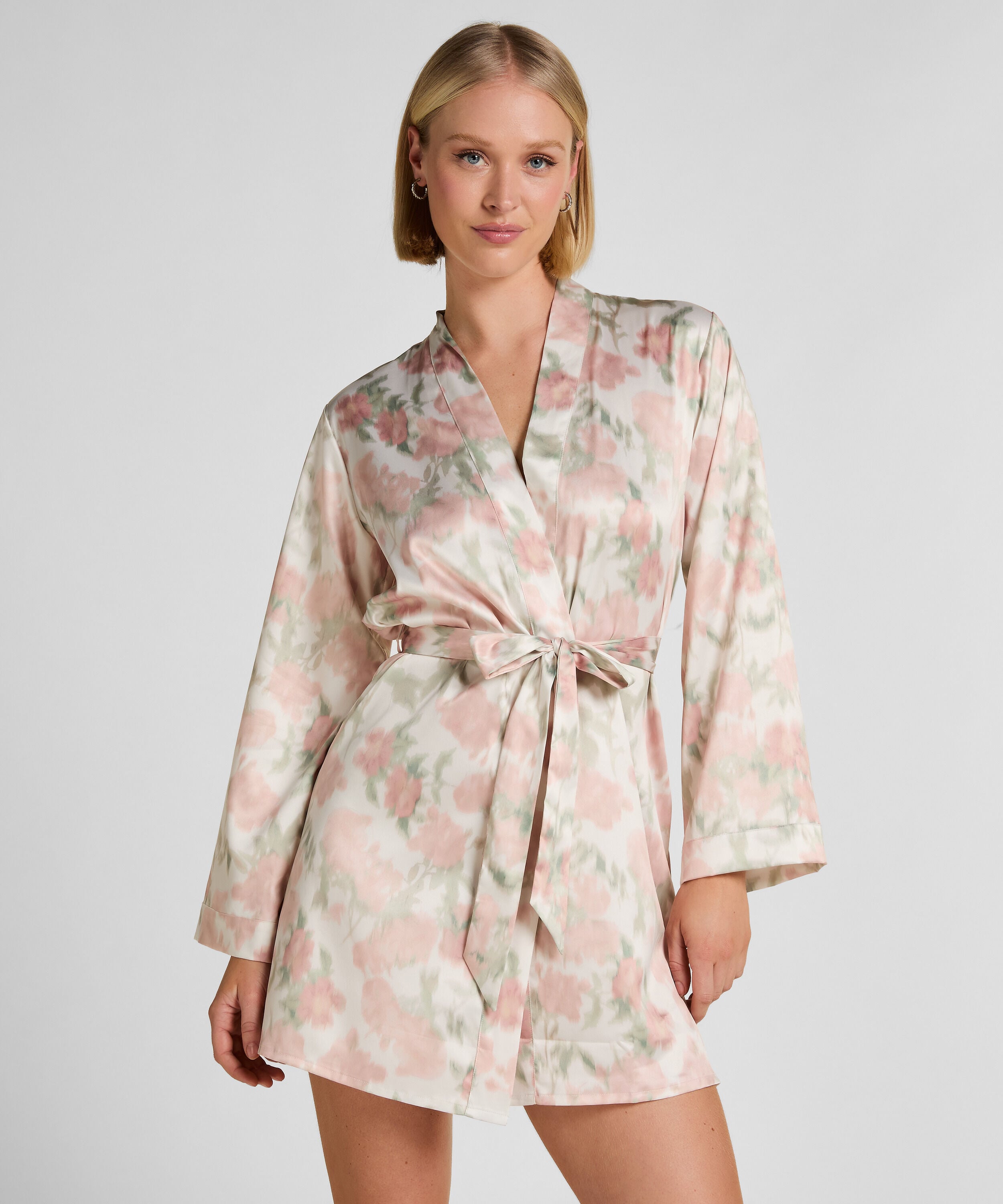Satin Kimono med Blomsterprint, Hvid Satin Kimono med Blomsterprint, Hvid