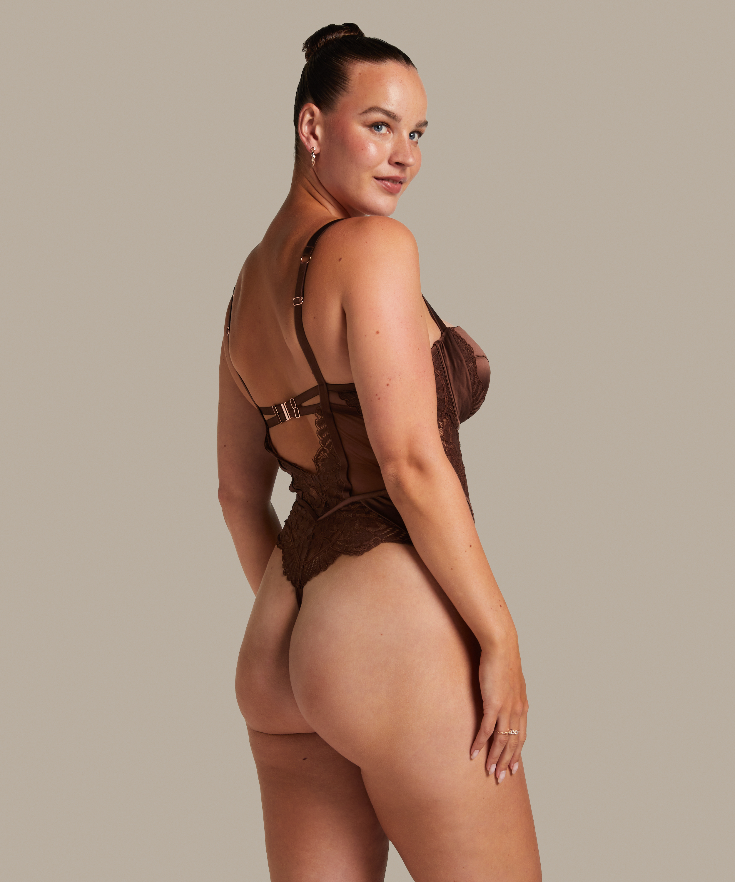 Body Indigo, Brun, main