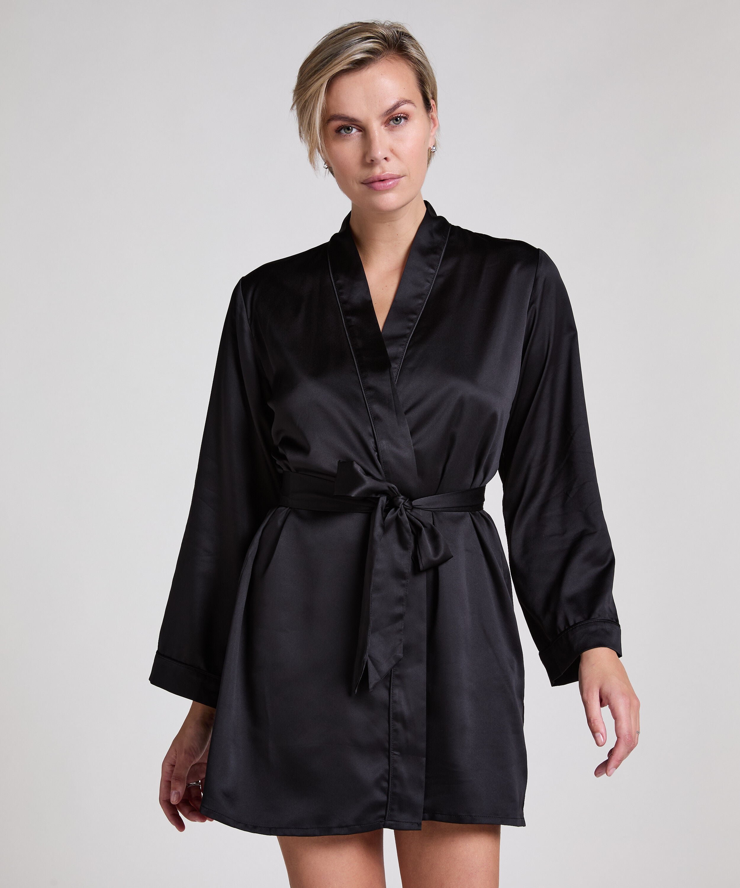 Kimono Satin, Sort