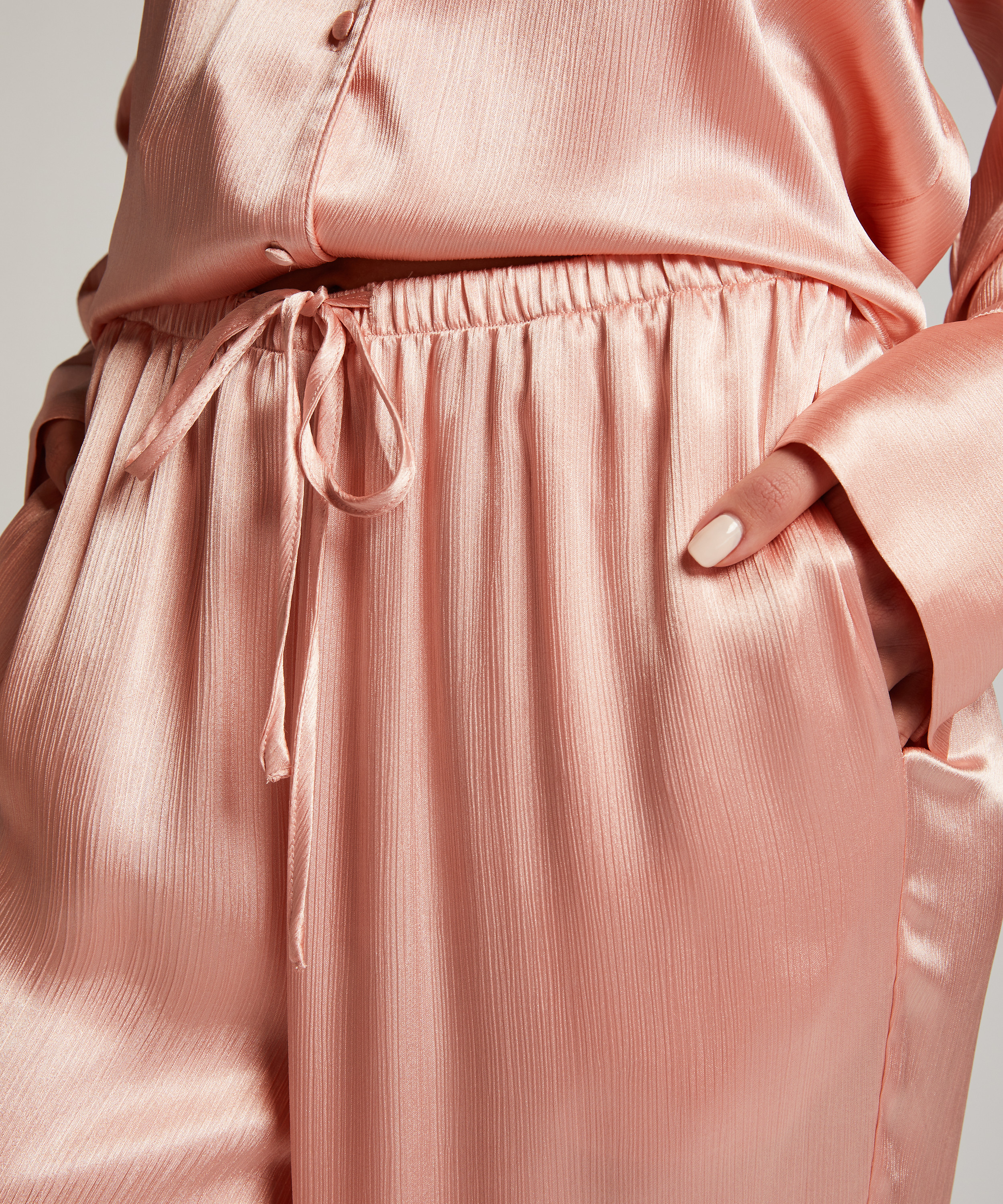 Satinbukser, Lyser&oslash;d, main