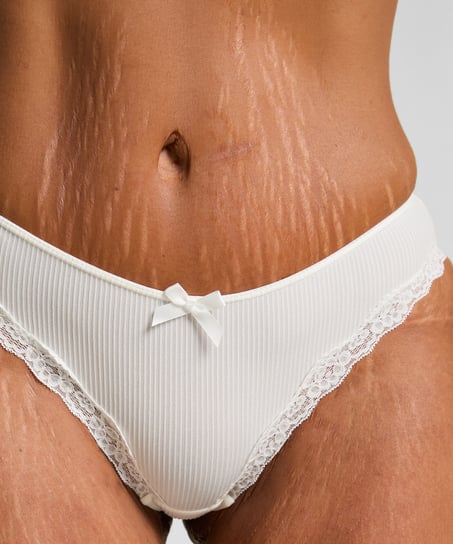 Brasiliansk trusse Lola, Hvid