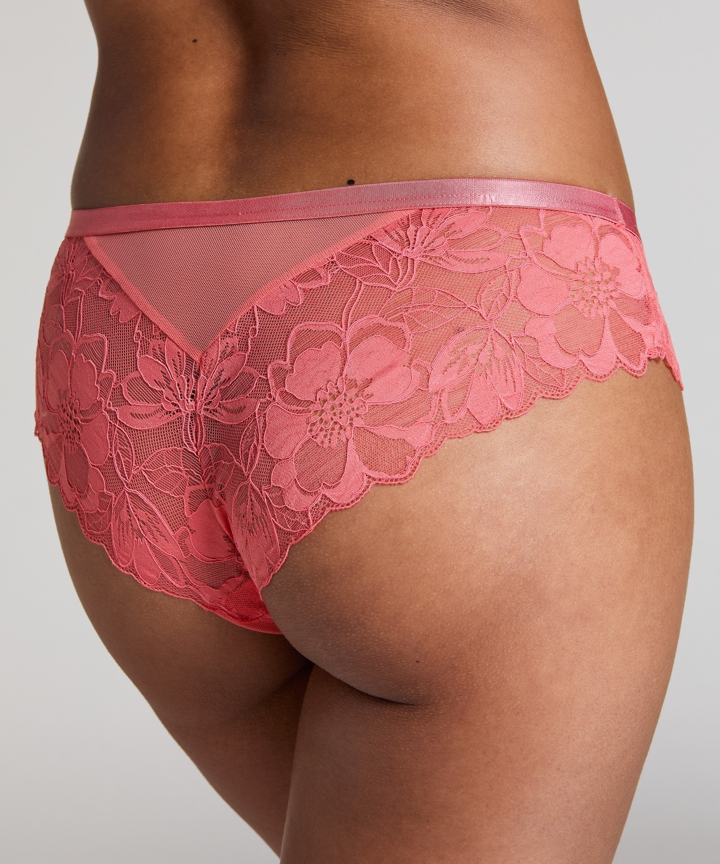 Brasiliansk trusse Sophia, Lyser&oslash;d, main