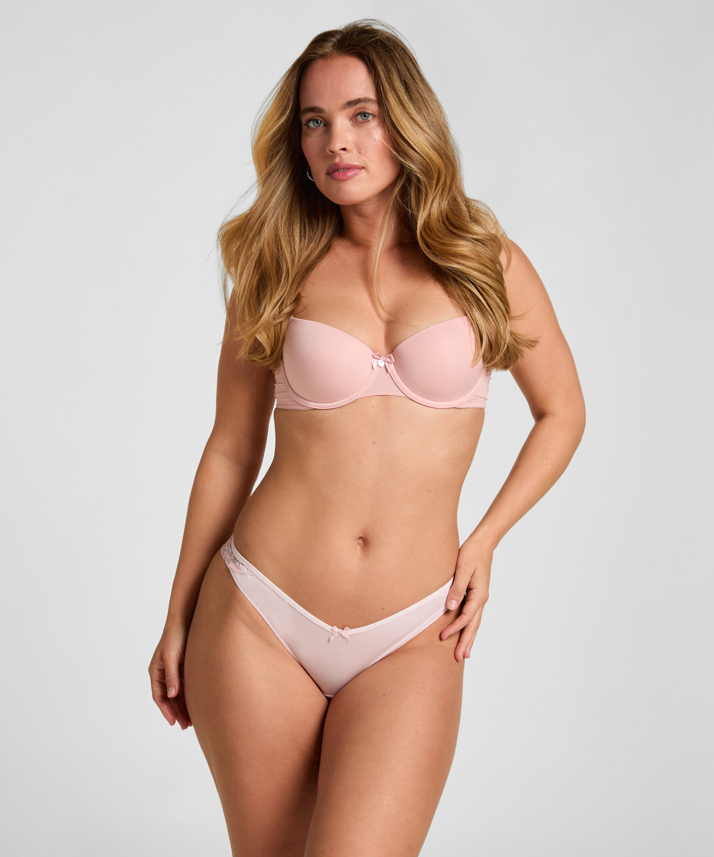 Thong Caroline, Lyserød