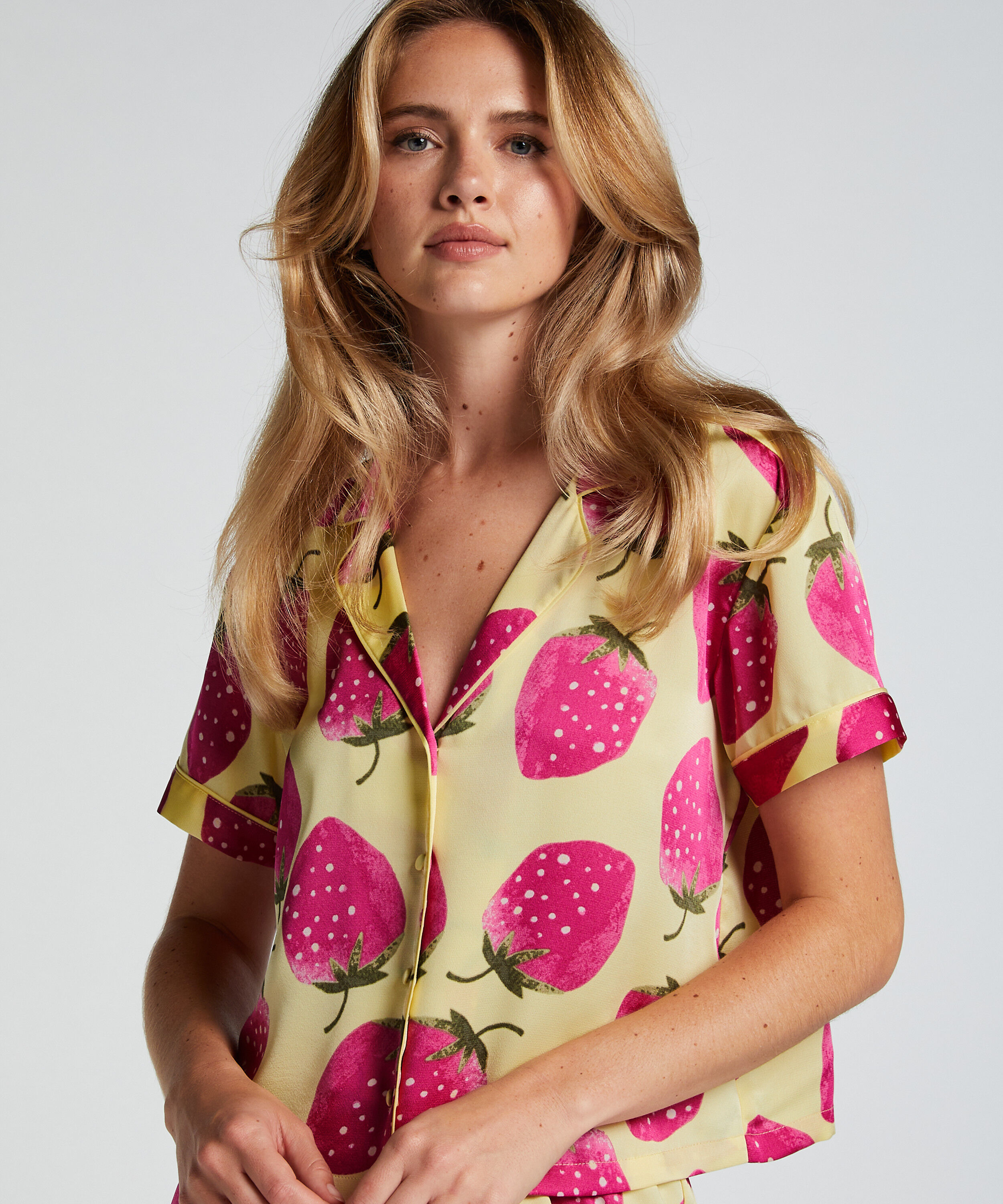 Kort&aelig;rmet satinjakke, Gul