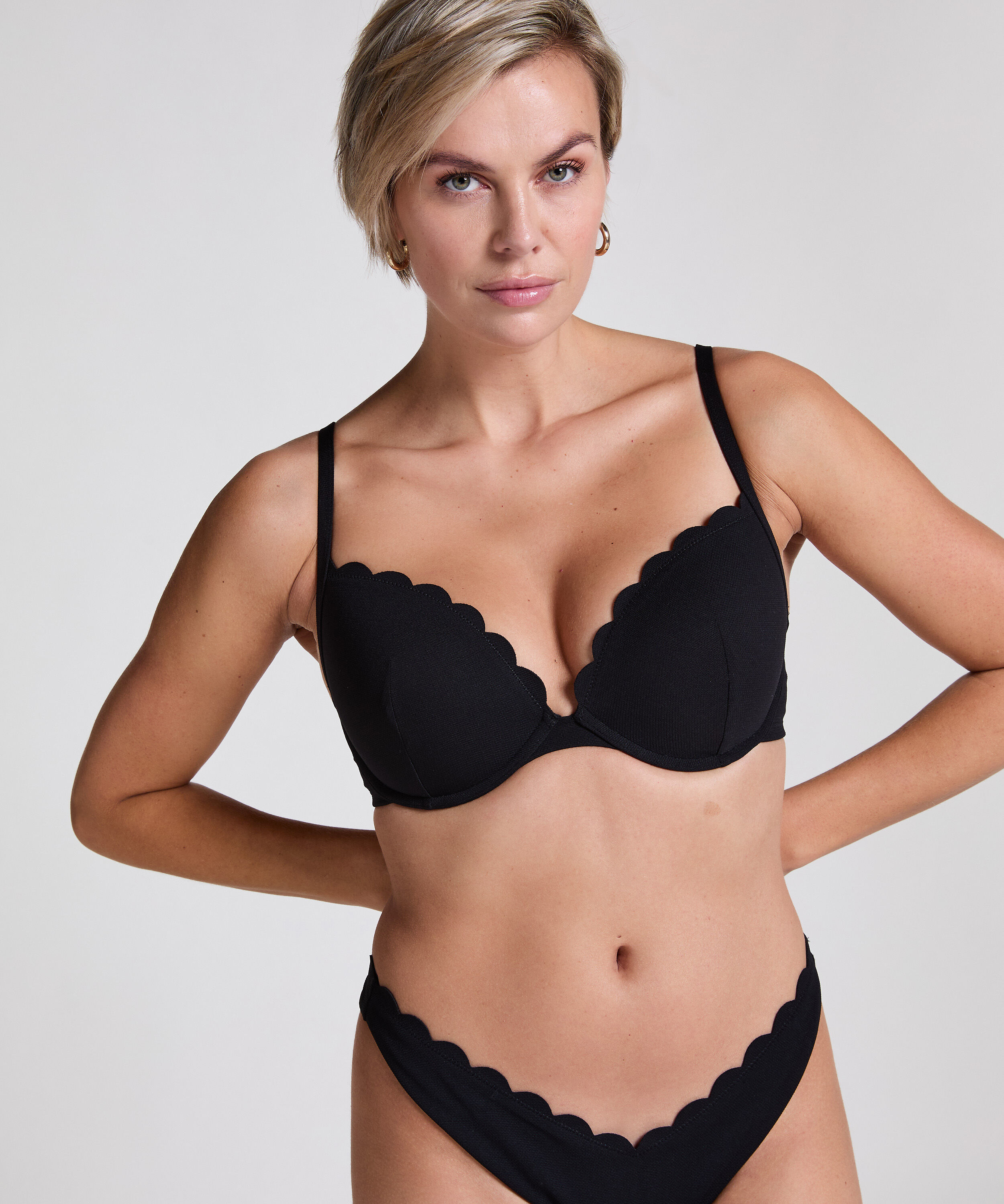 Formstøbt push-up bøjle-bikinitop Scallop Størrelse A - E, Sort