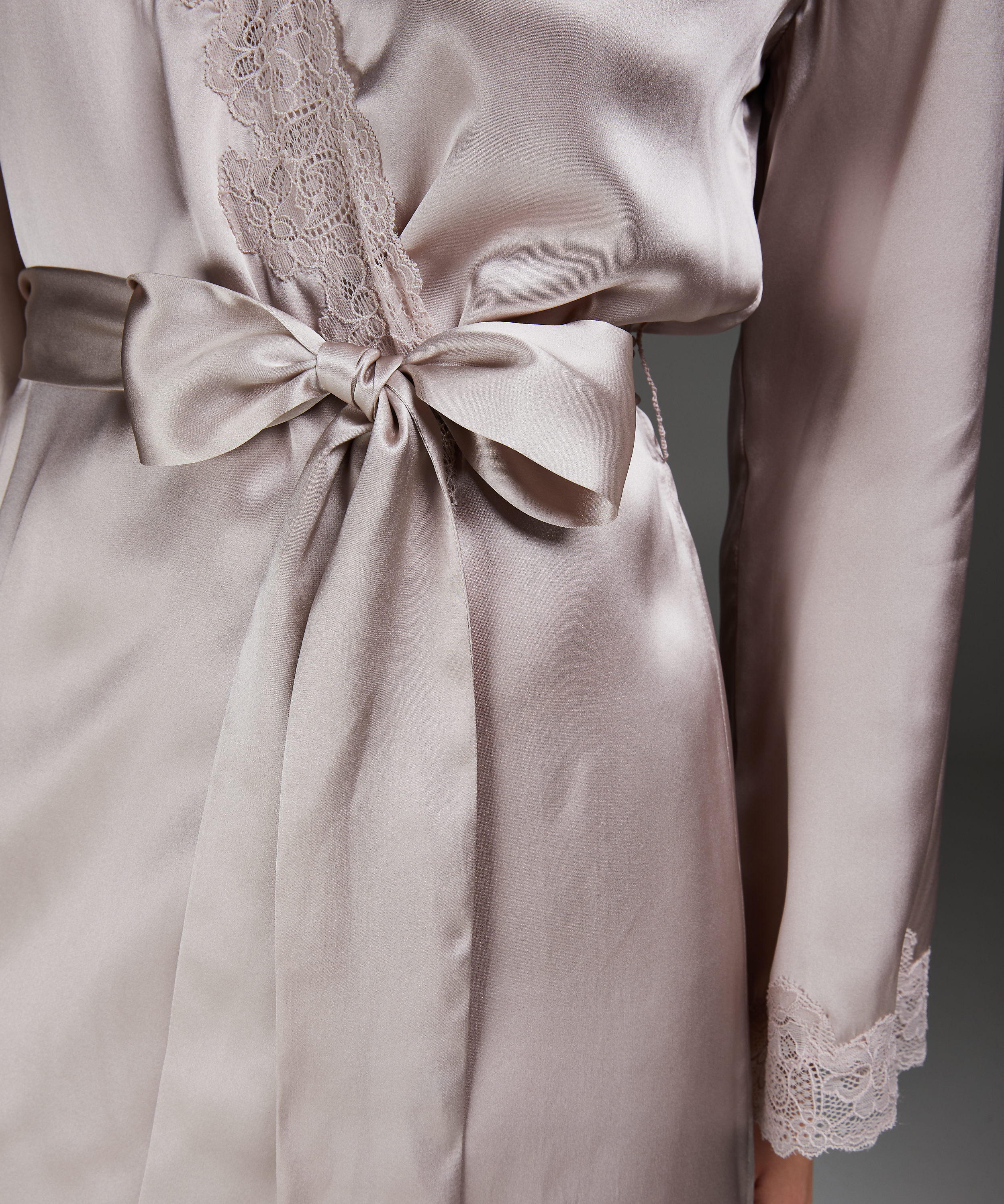 Kimono med silkeblonder, Lyser&oslash;d, main