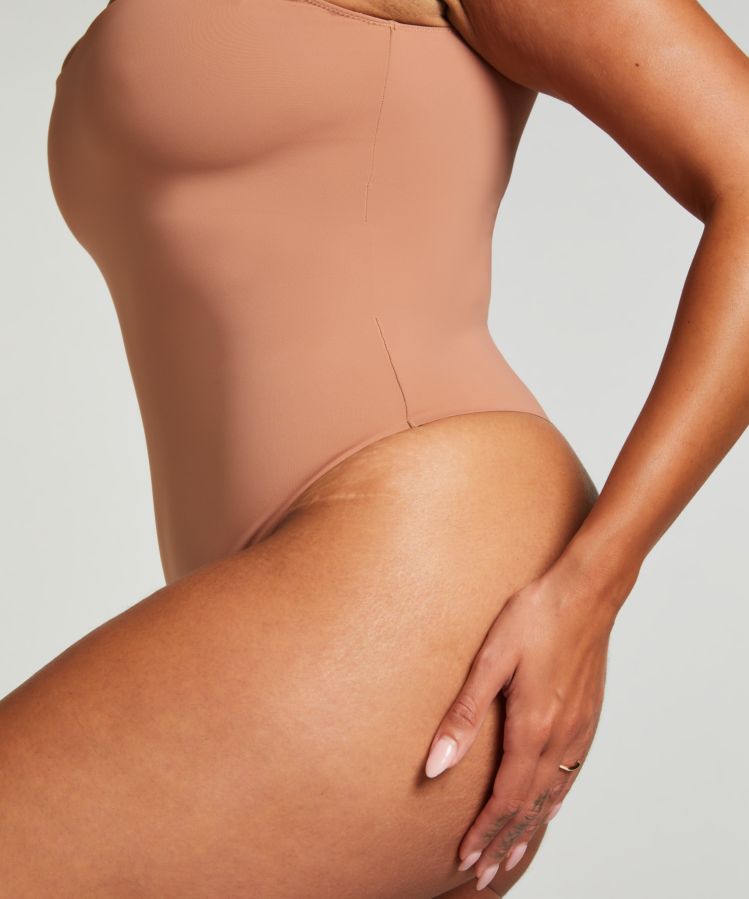 Smooth body, Brun, main