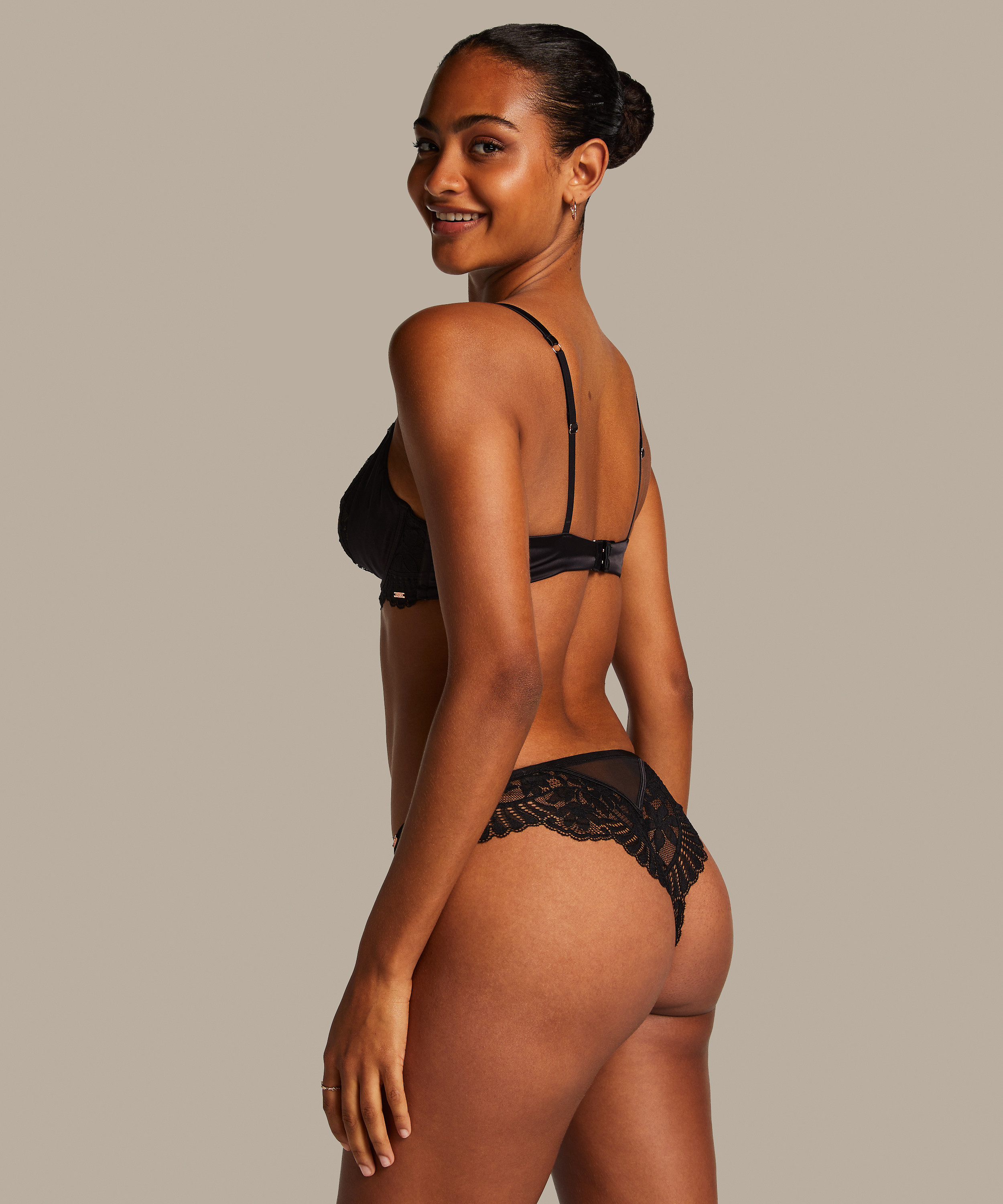 Brasiliansk trusse Almendra, Sort, main