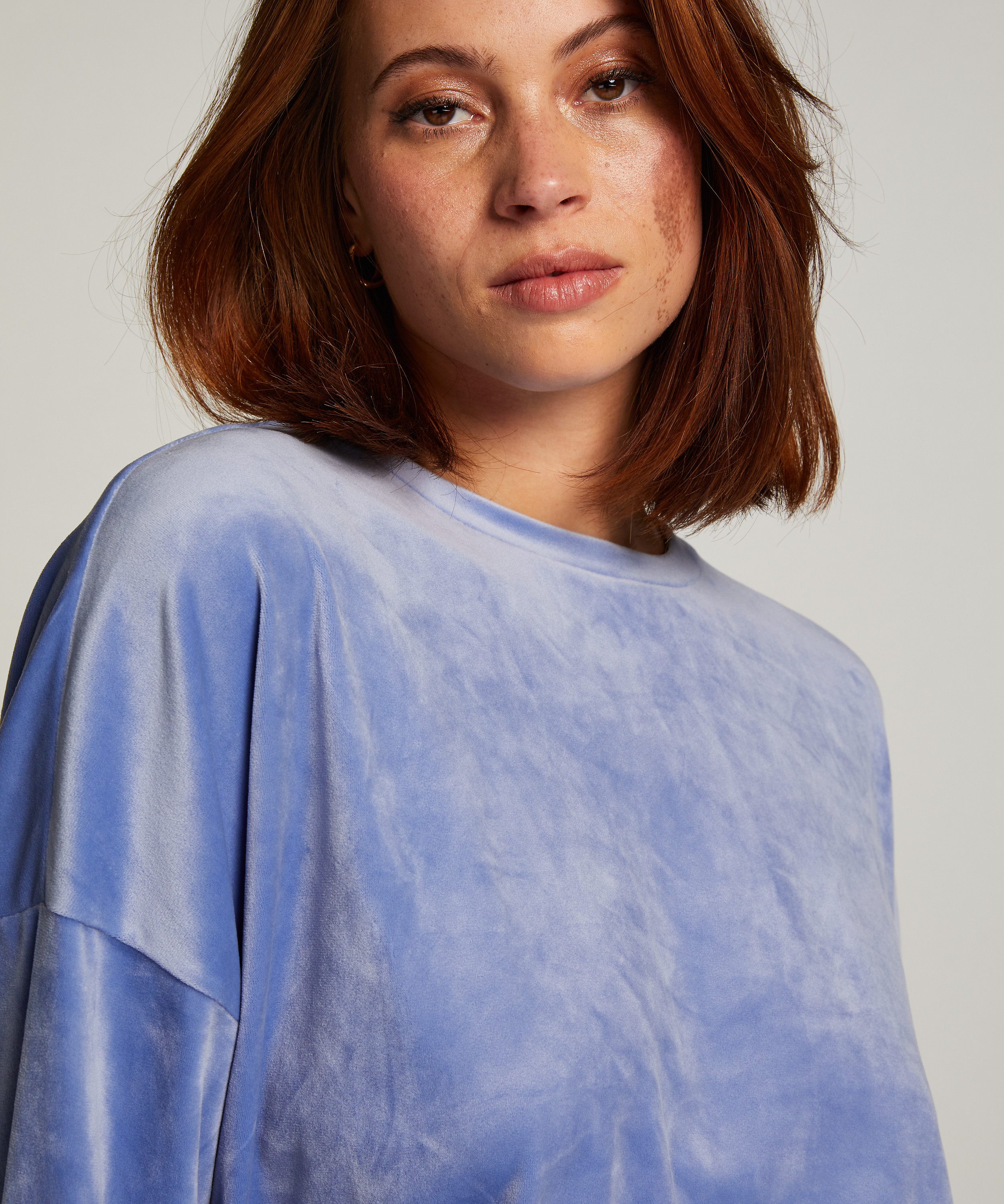 Velourtop, Bl&aring;, main