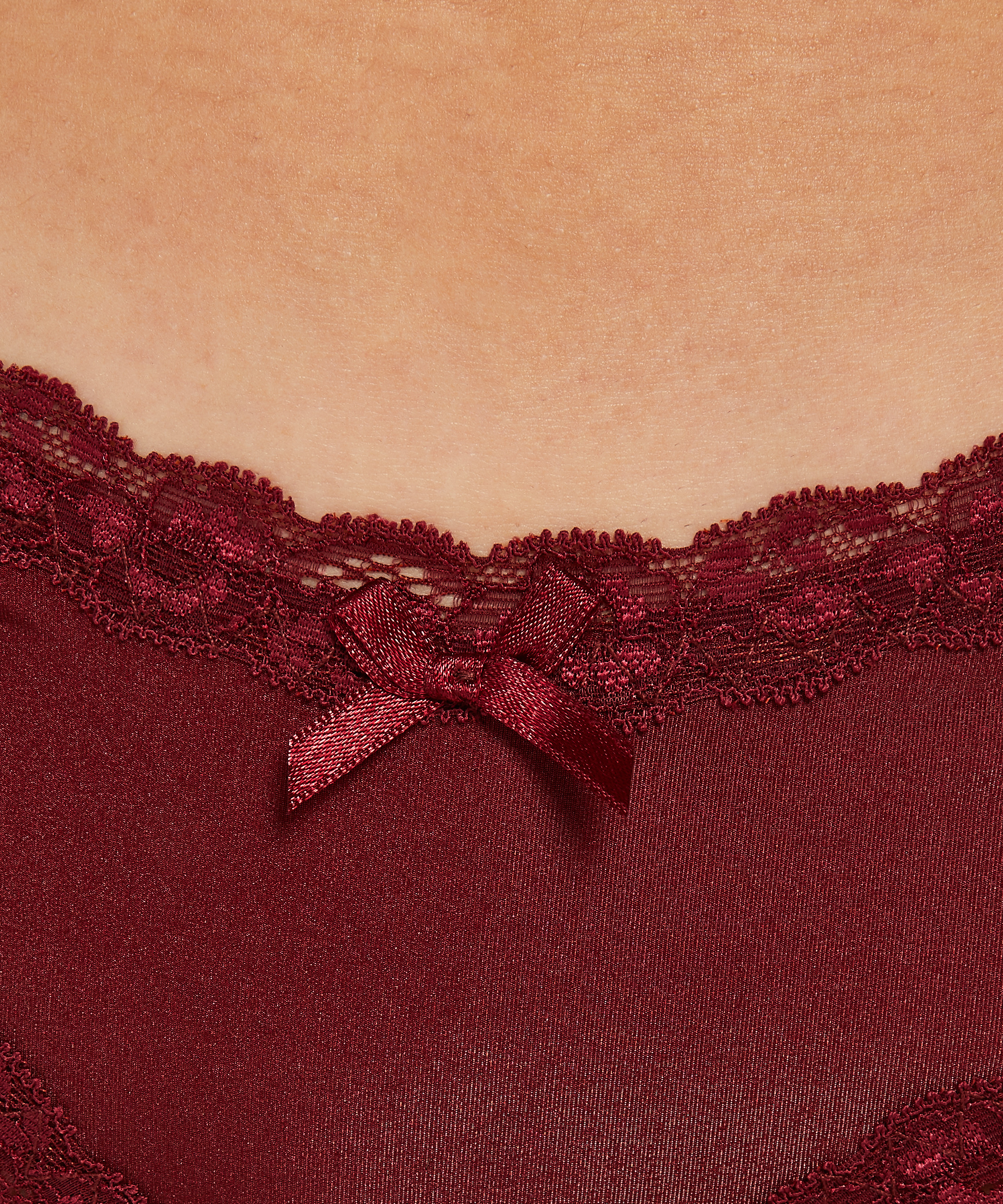 V-formet brasiliansk trusse i mikrokvalitet, Rød, main