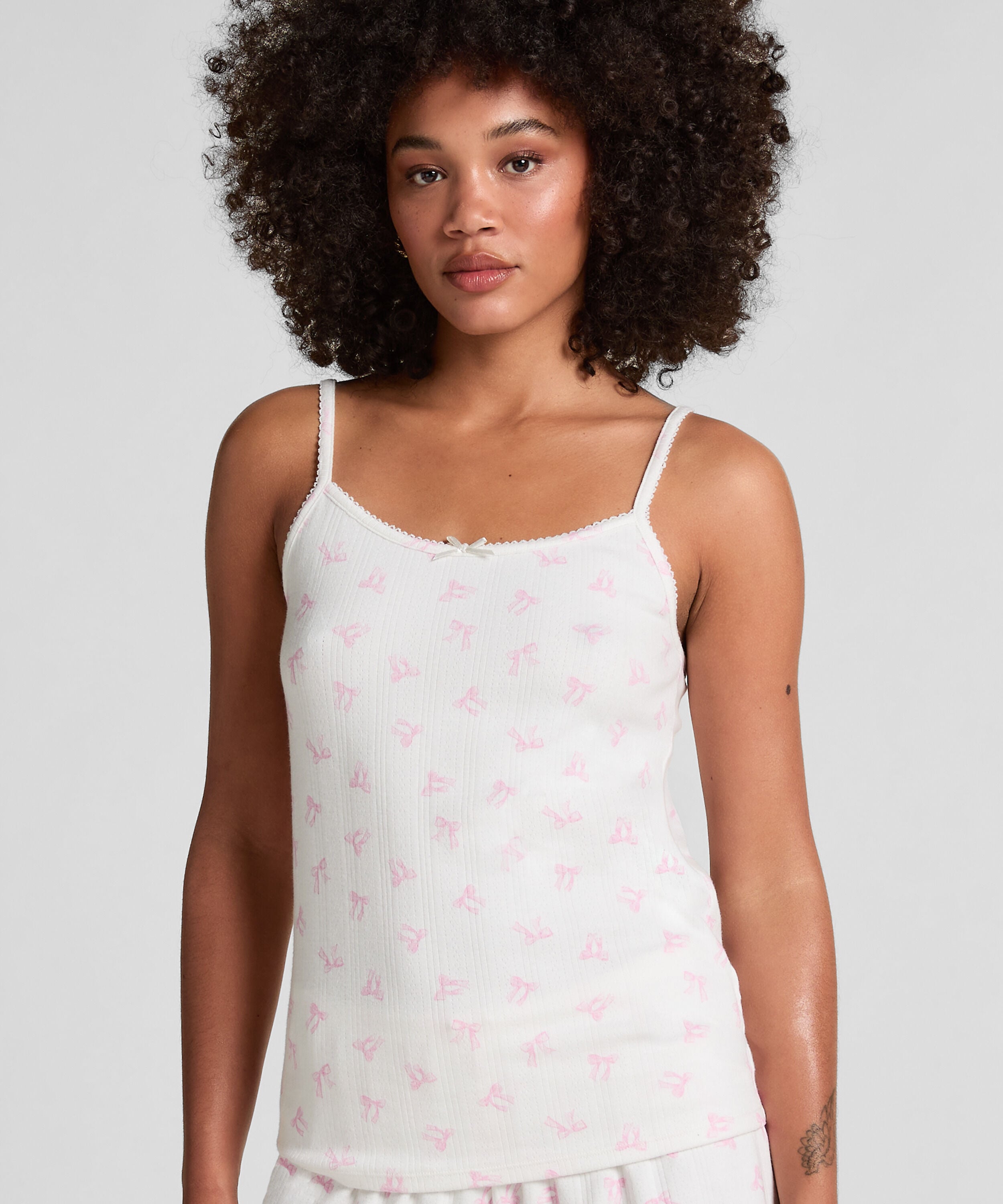 Cami Pointelle, Hvid