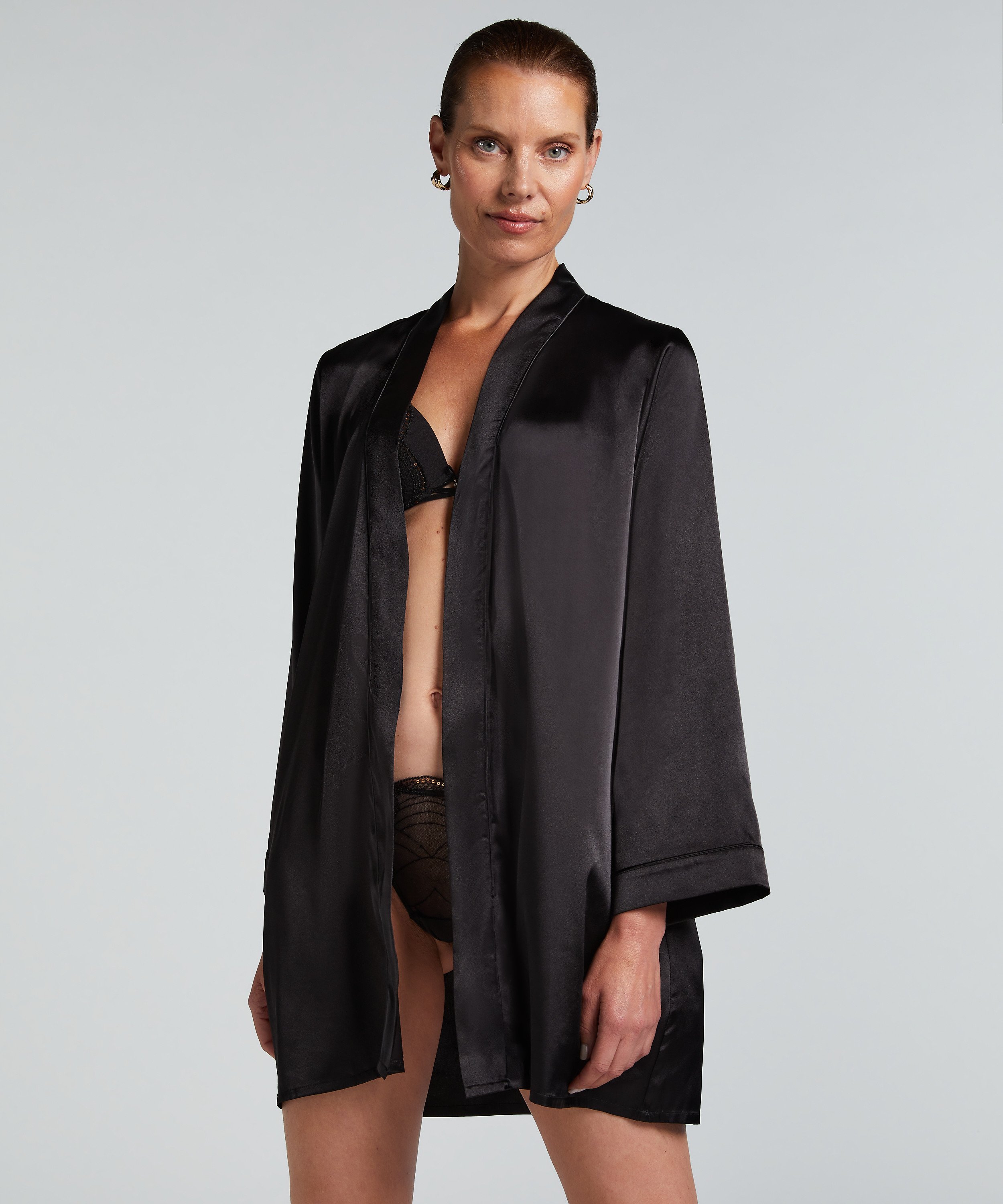 Satin kimono, Sort, main