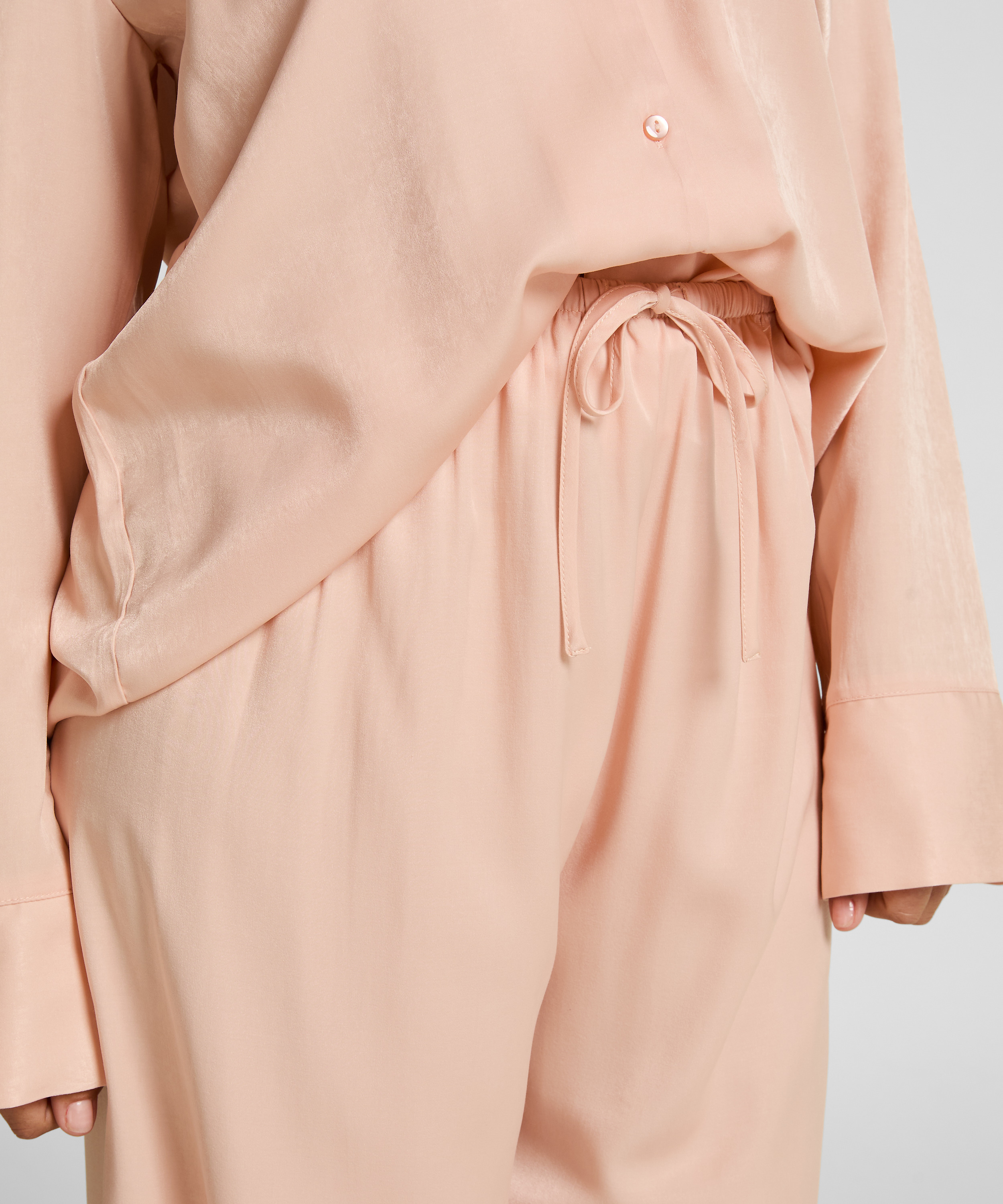 Satinbukser, Lyser&oslash;d, main