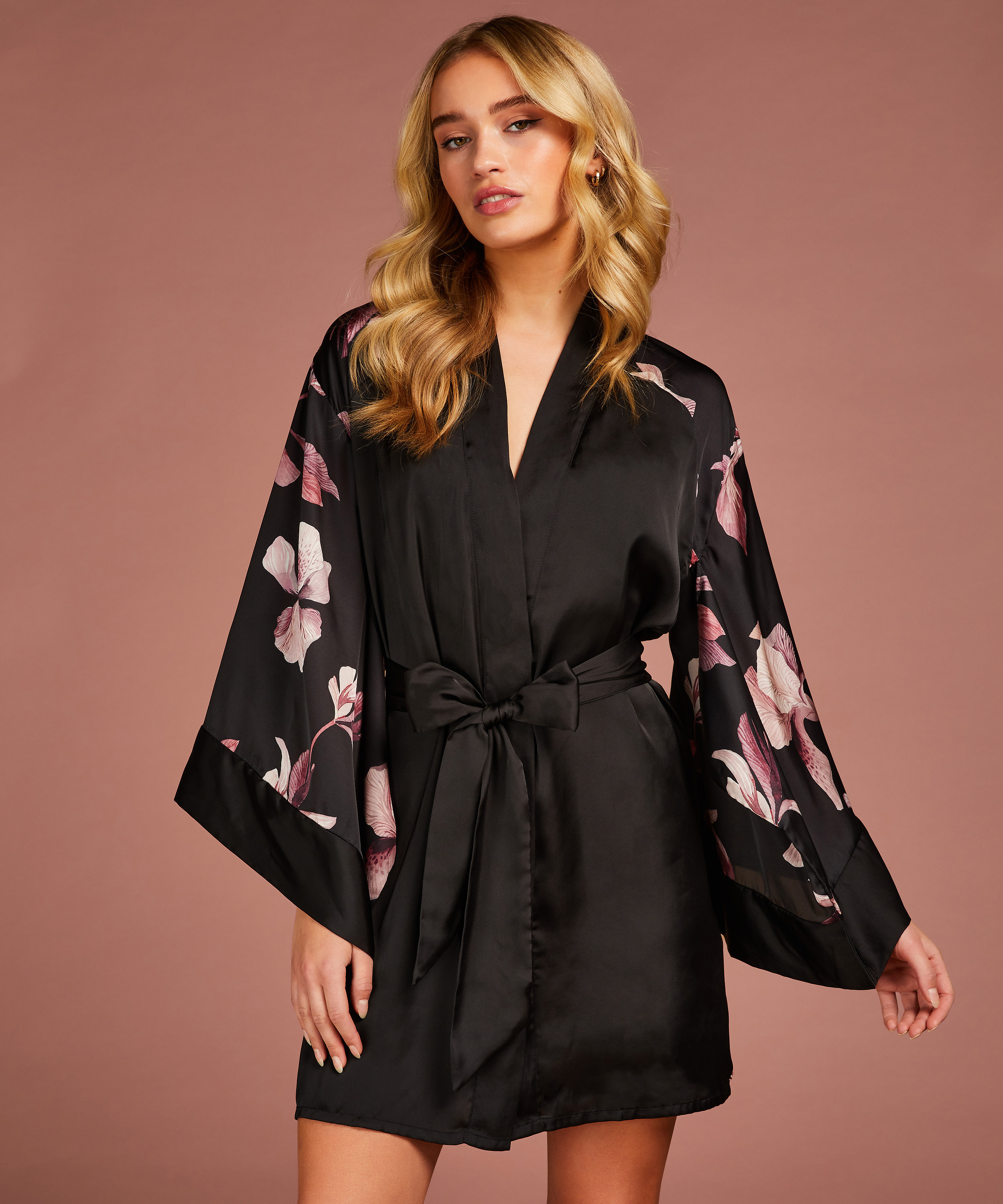 Kimono Orchid, Sort, main
