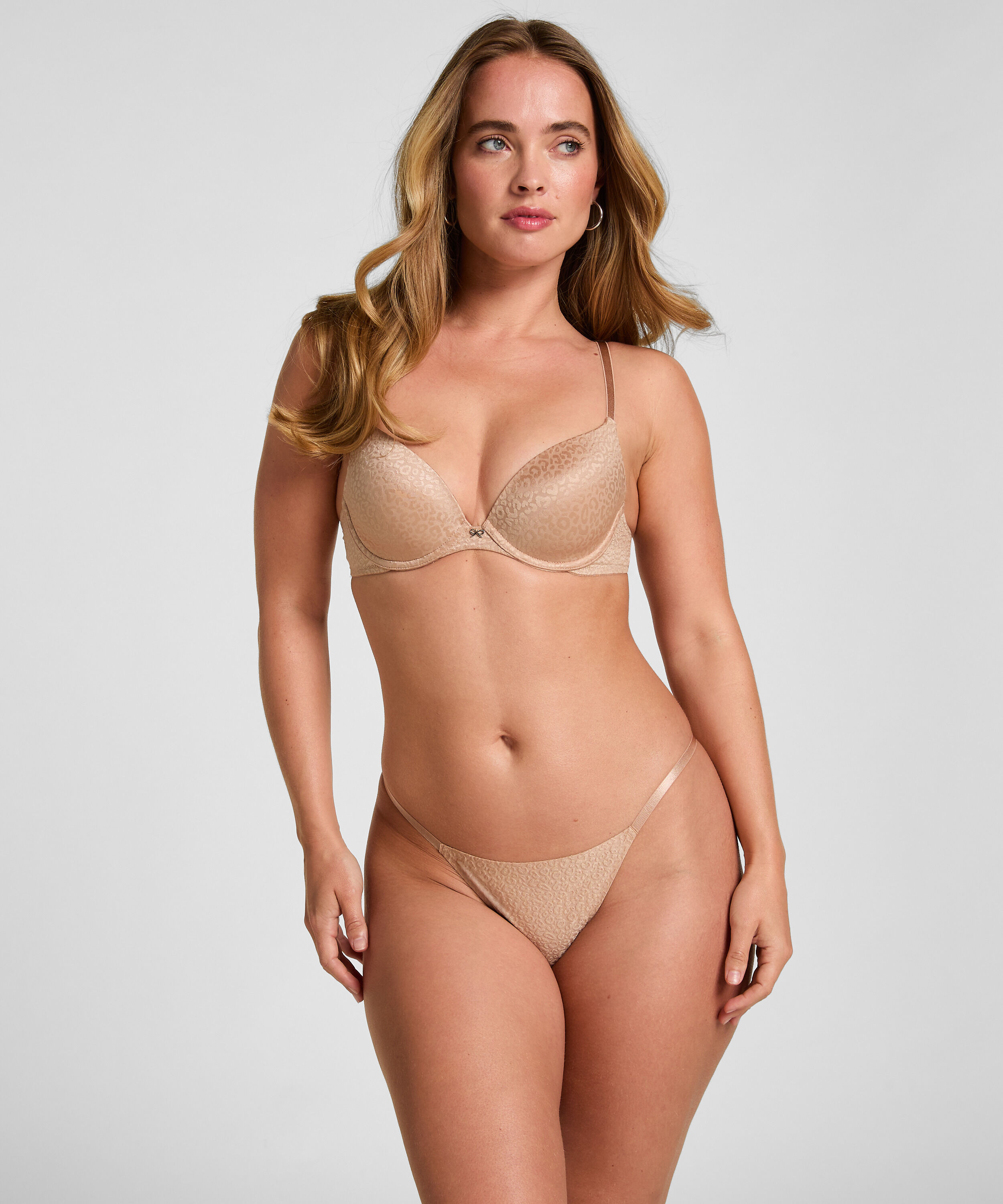 Thong Jackie, Brun