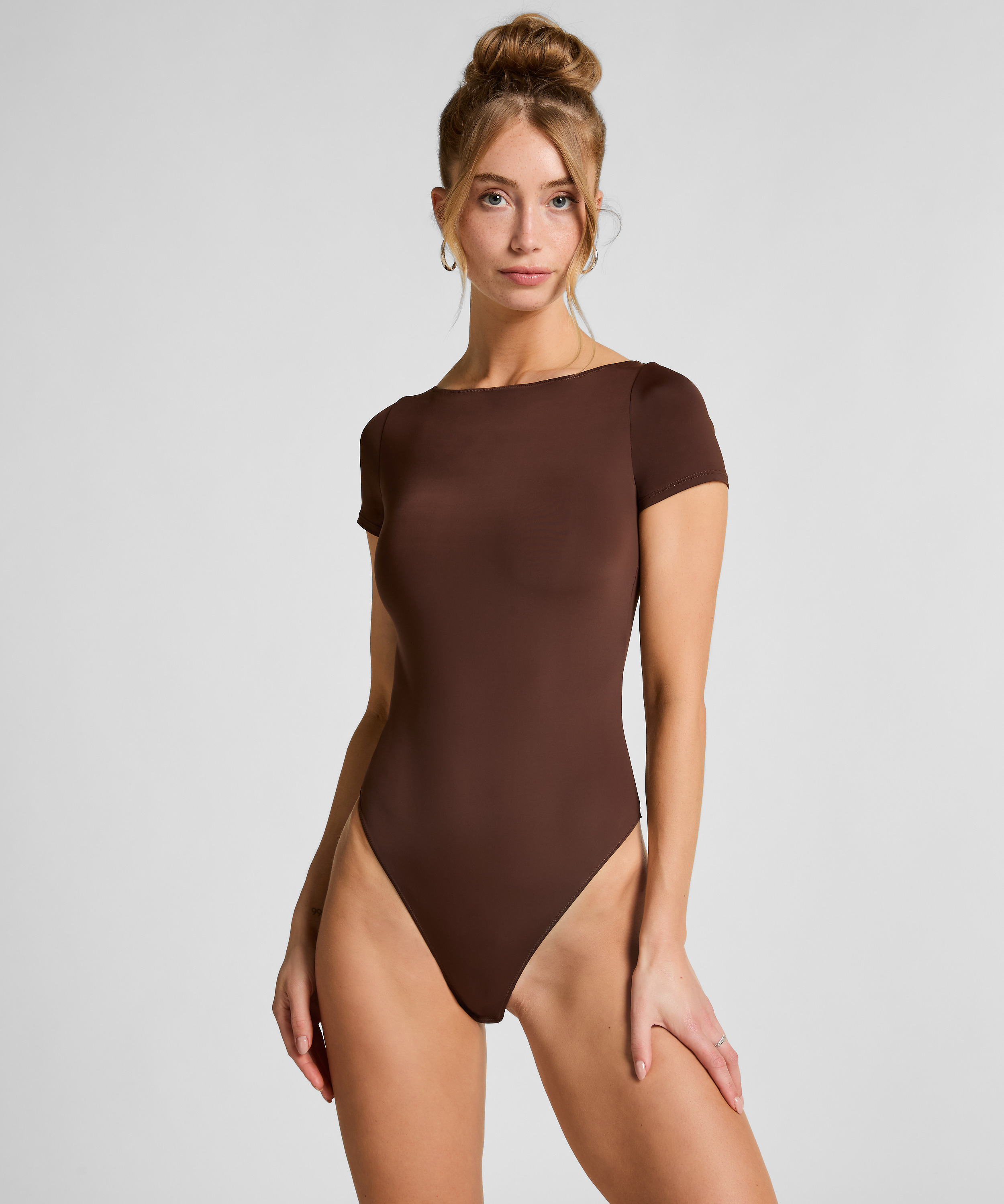 Becky body, Brun, main