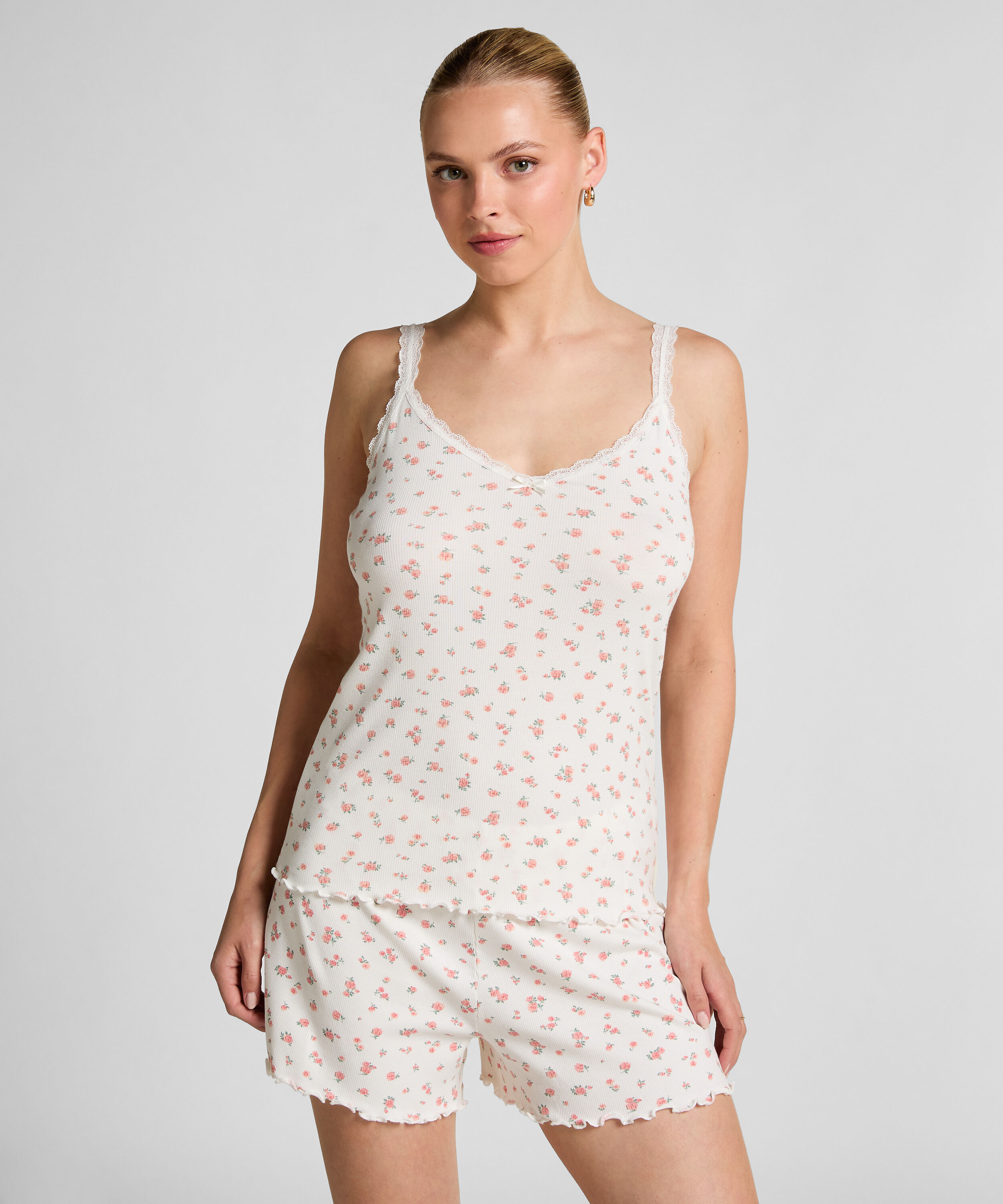 Ribstrikket cami med blonde