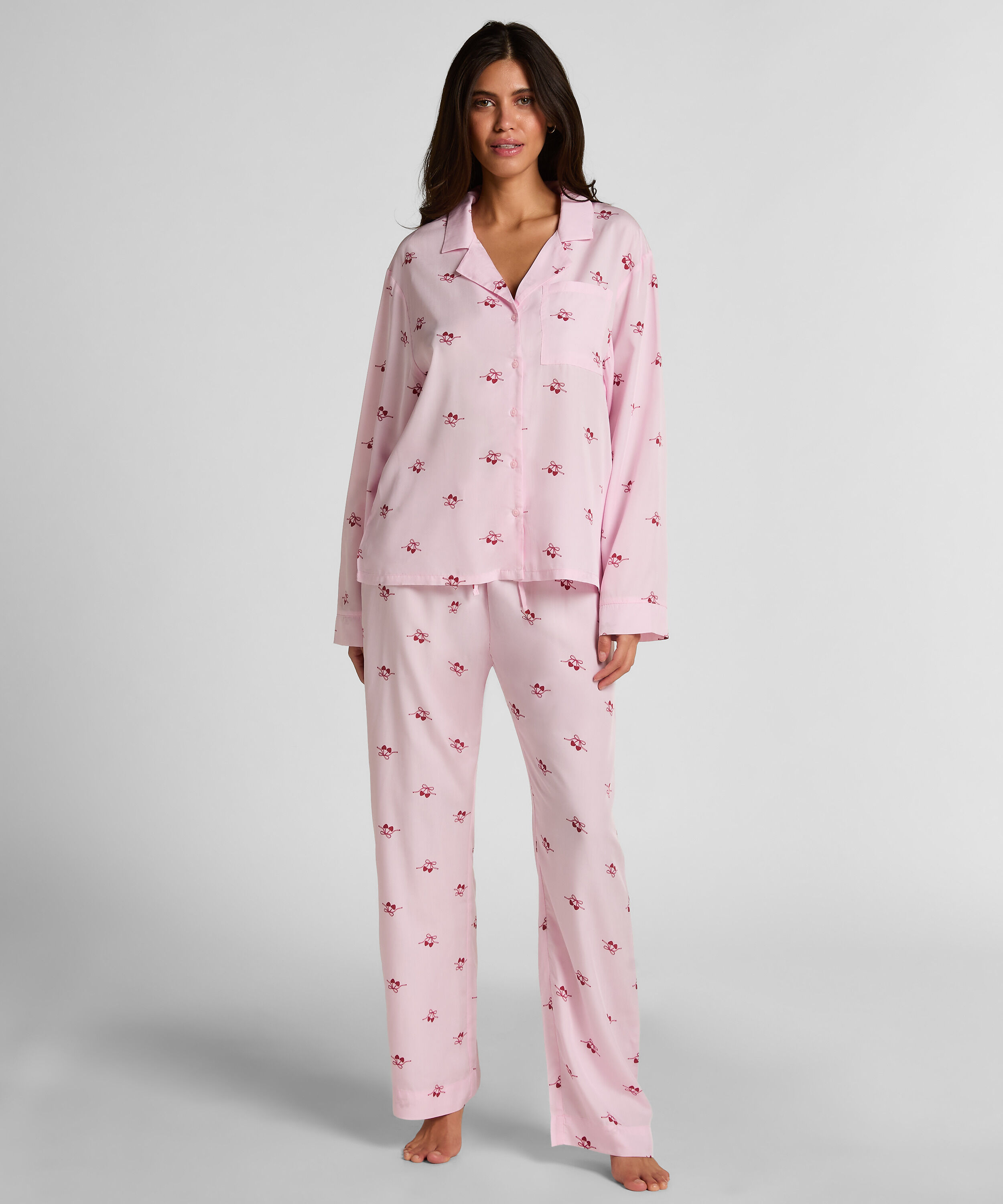 Pyjamasjakke i vævet stof med kirsebær