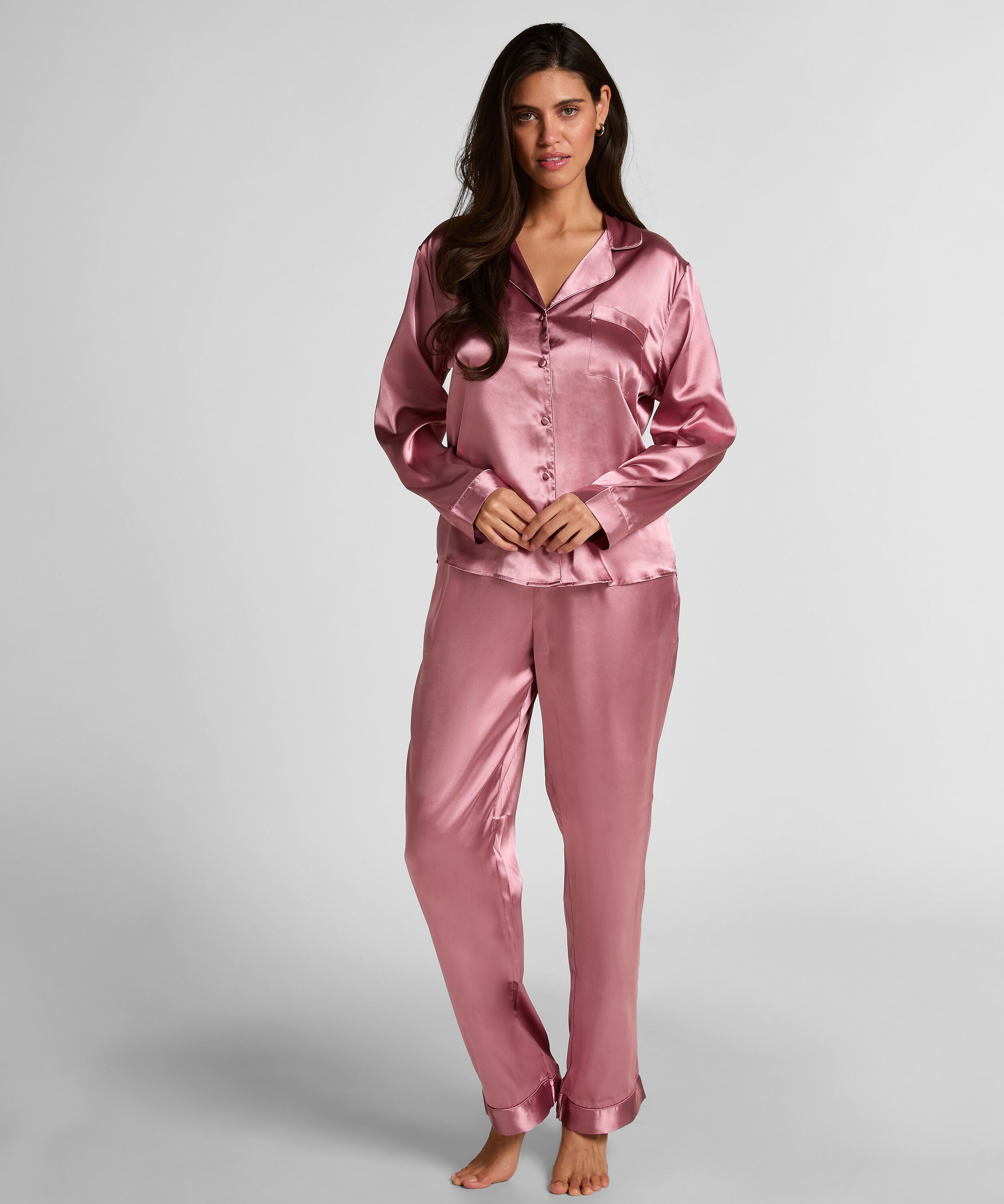 Pyjamassæt i blank satin, Lyserød Pyjamassæt i blank satin, Lyserød