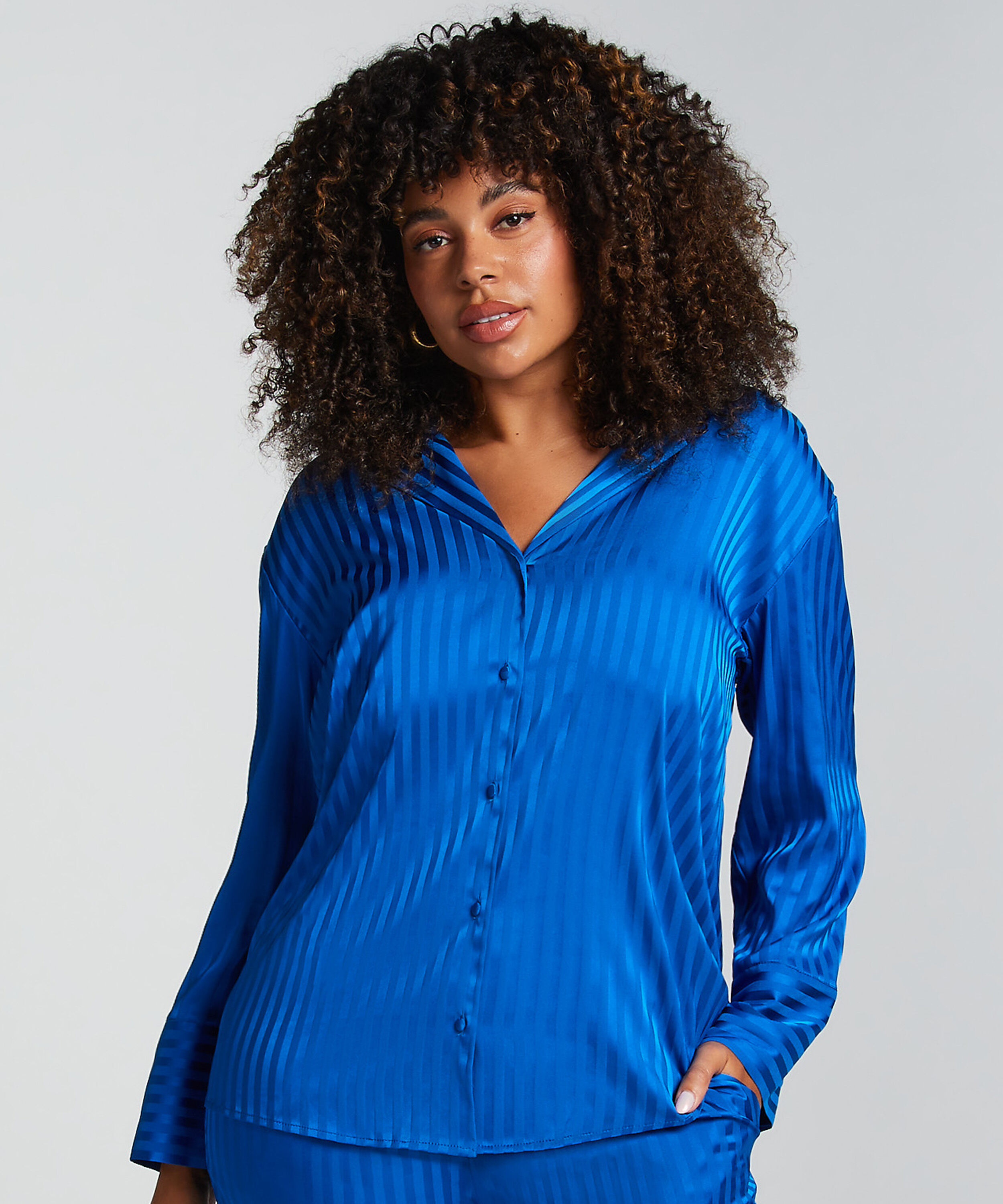 Lang&aelig;rmet satinjakke, Bl&aring;