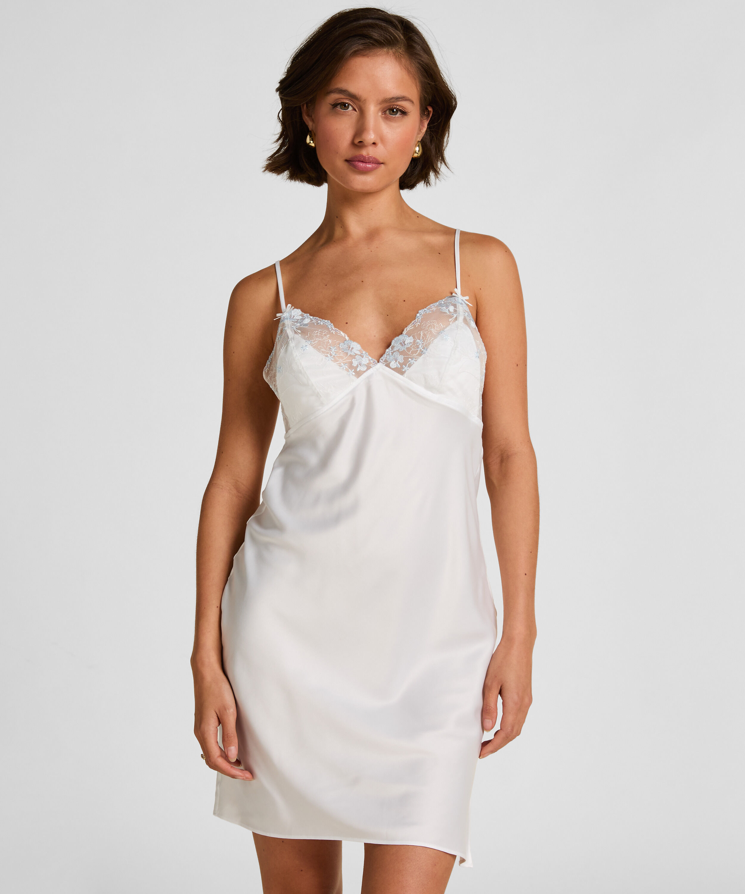 Slipdress i satin med pæoner, Hvid Slipdress i satin med pæoner, Hvid