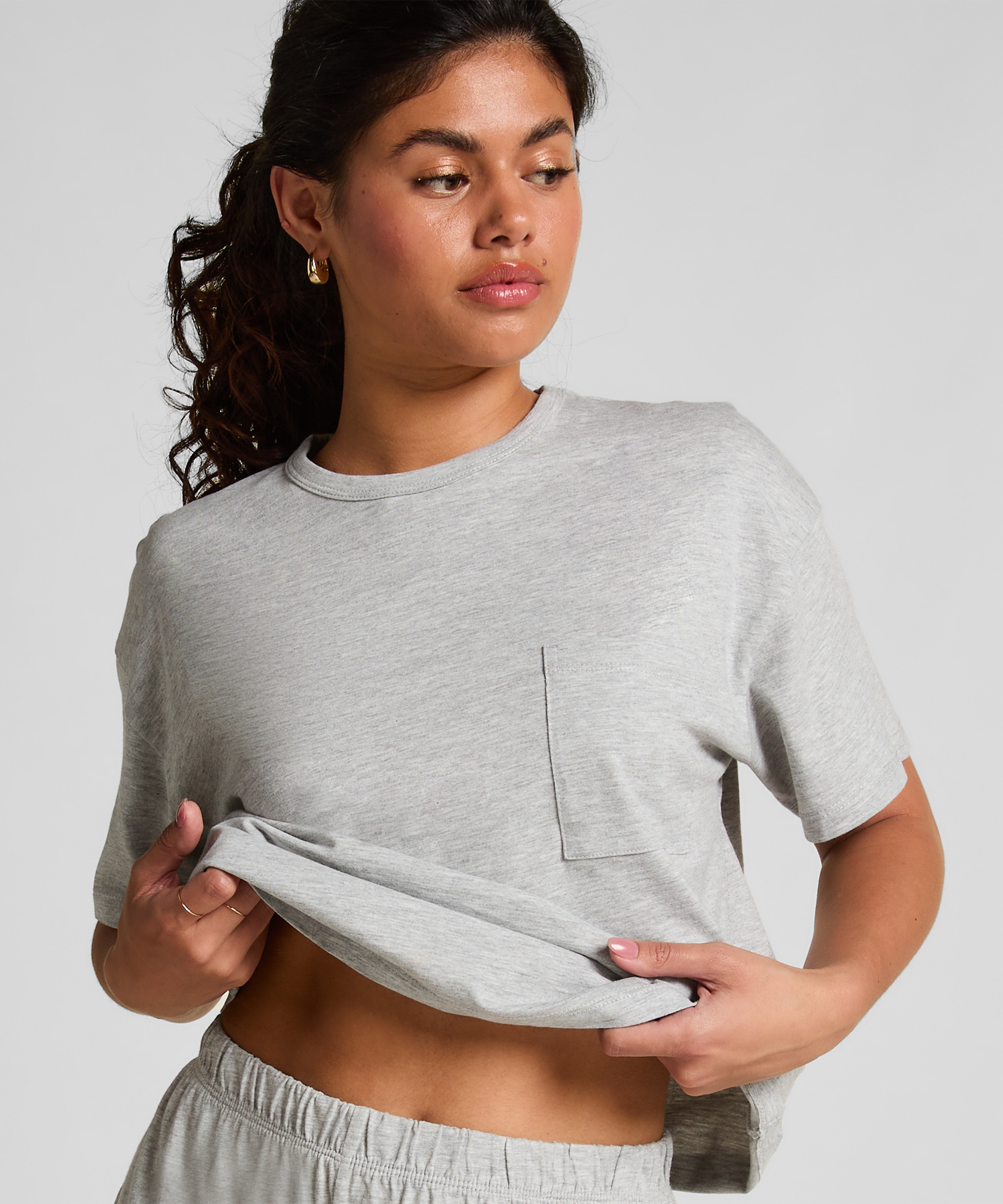 Pyjamass&aelig;t, Gr&aring;, main