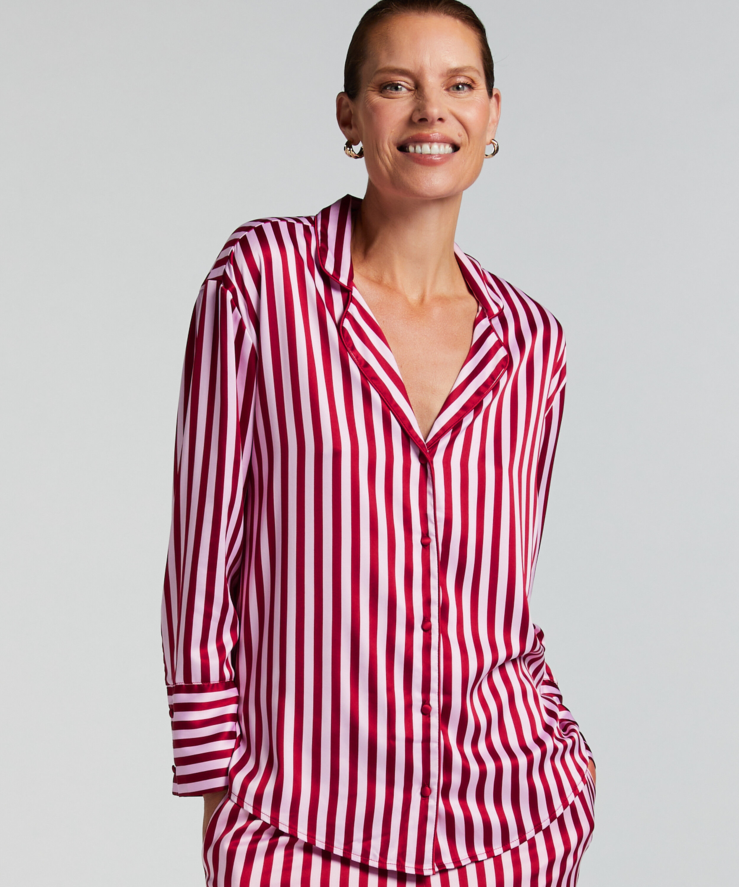 Lang&aelig;rmet satinjakke, Lyser&oslash;d