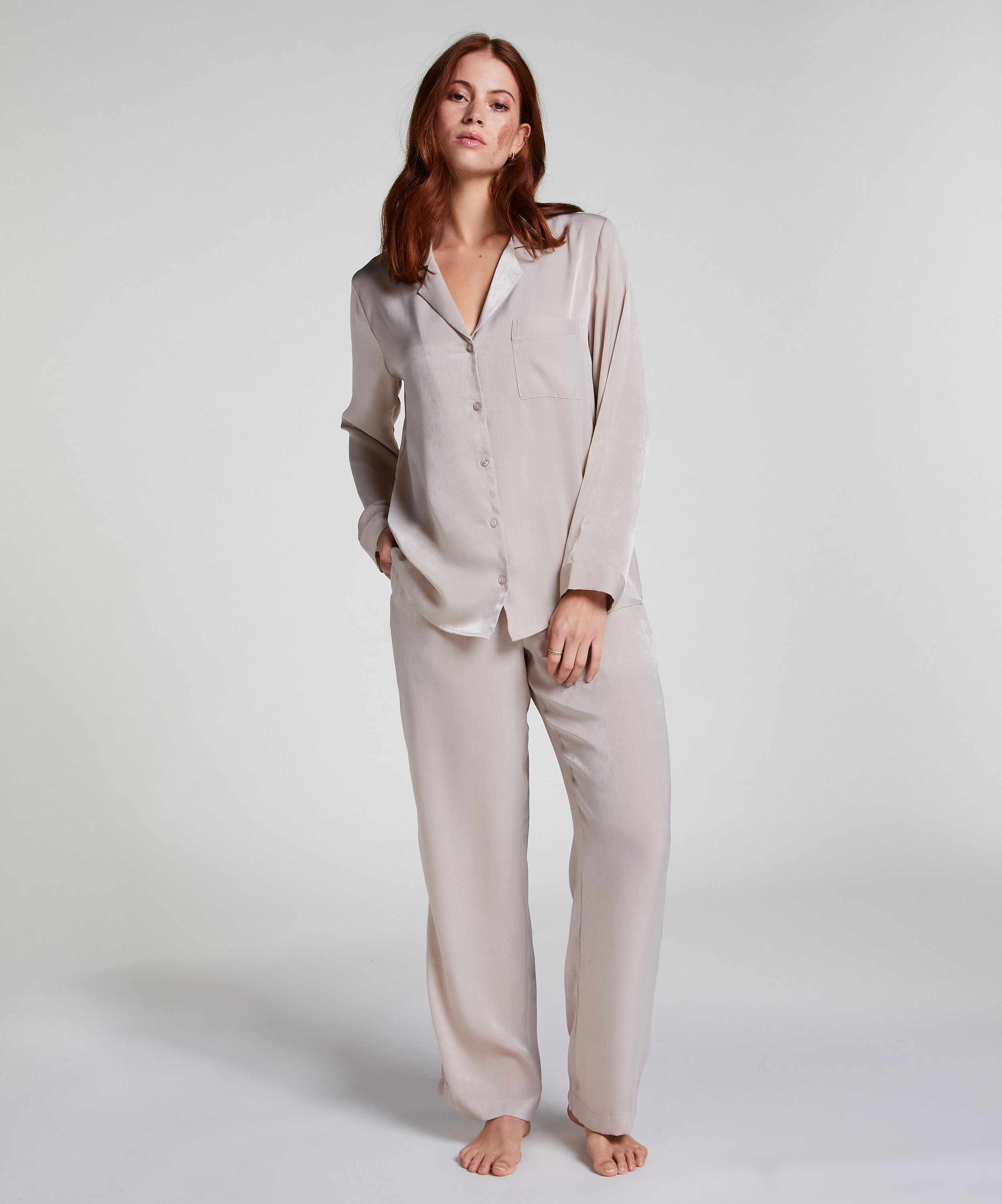 Lang&aelig;rmet satinjakke, Beige