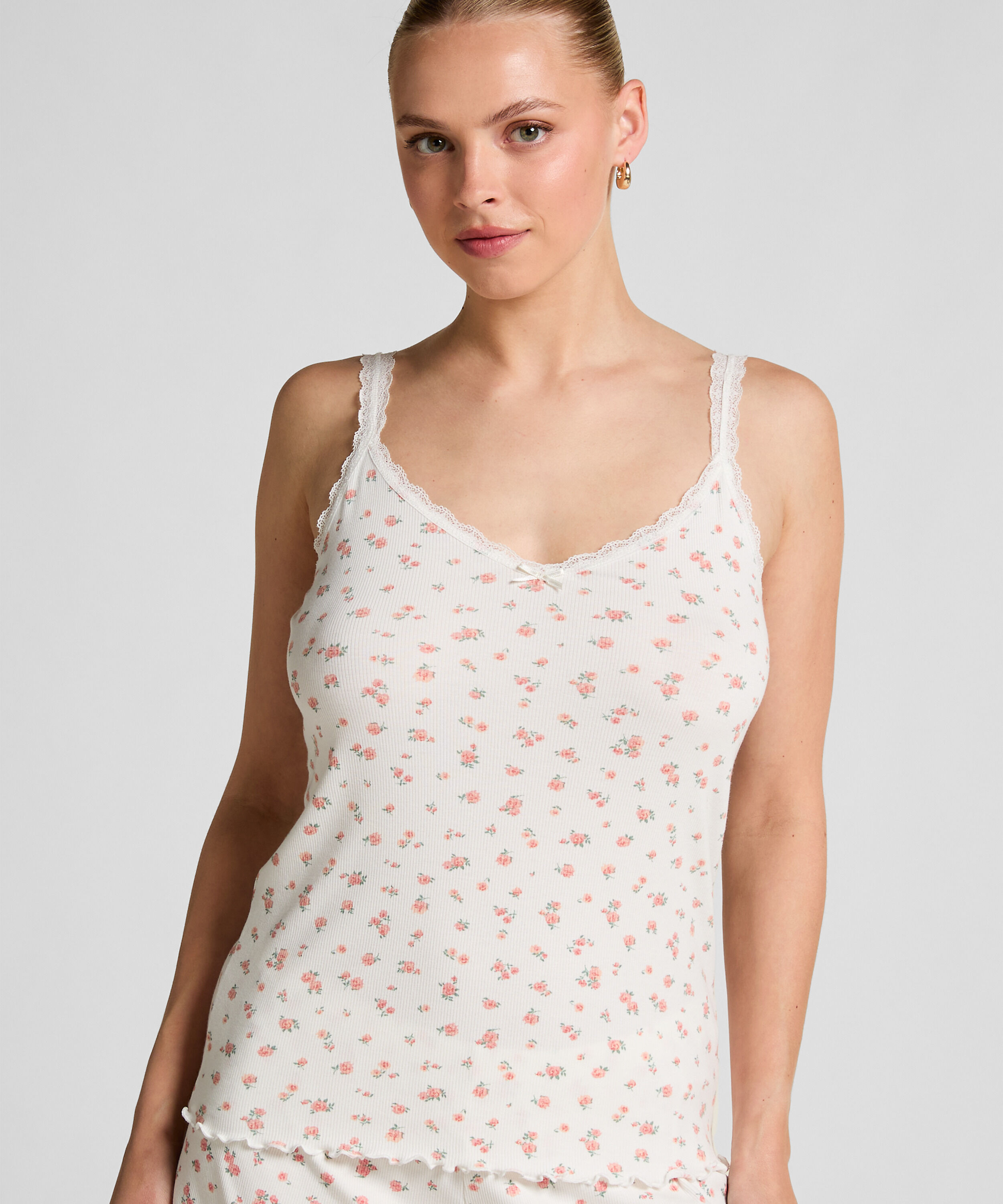 Ribstrikket cami med blonde, Hvid