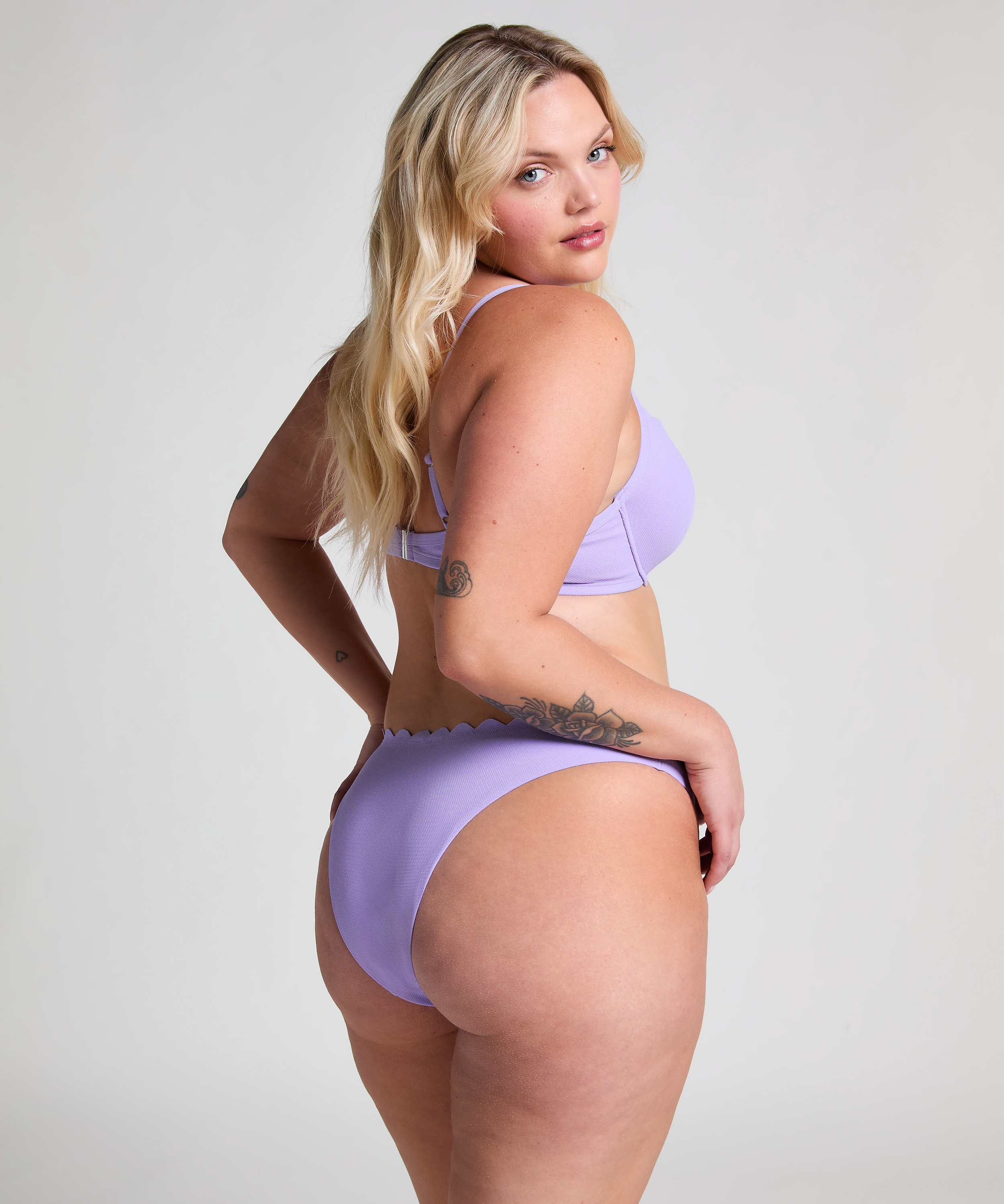 Højskåret Bikinitrusse Scallop, lilla, main