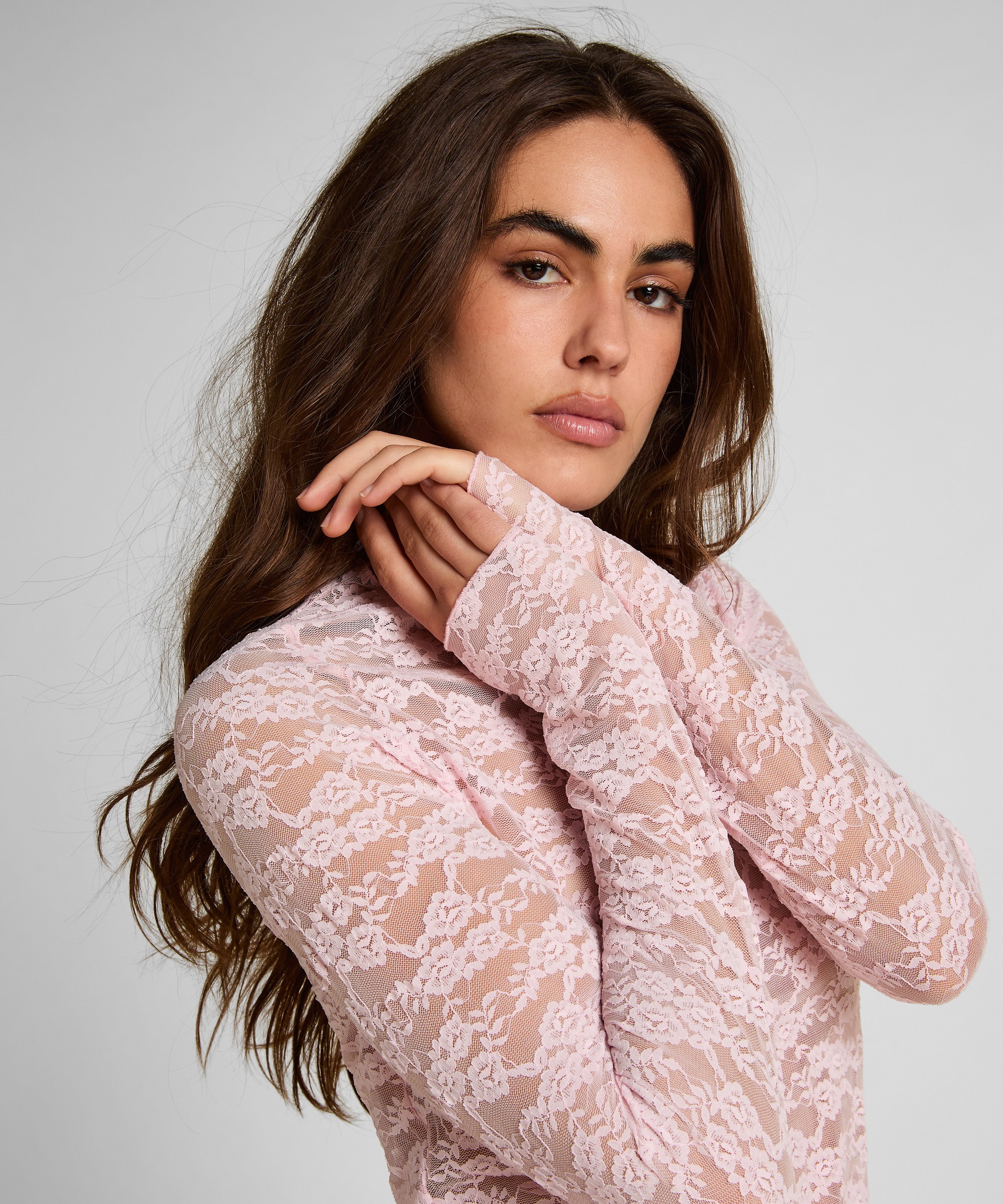 Top i held&aelig;kkende blonde, Lyser&oslash;d, main