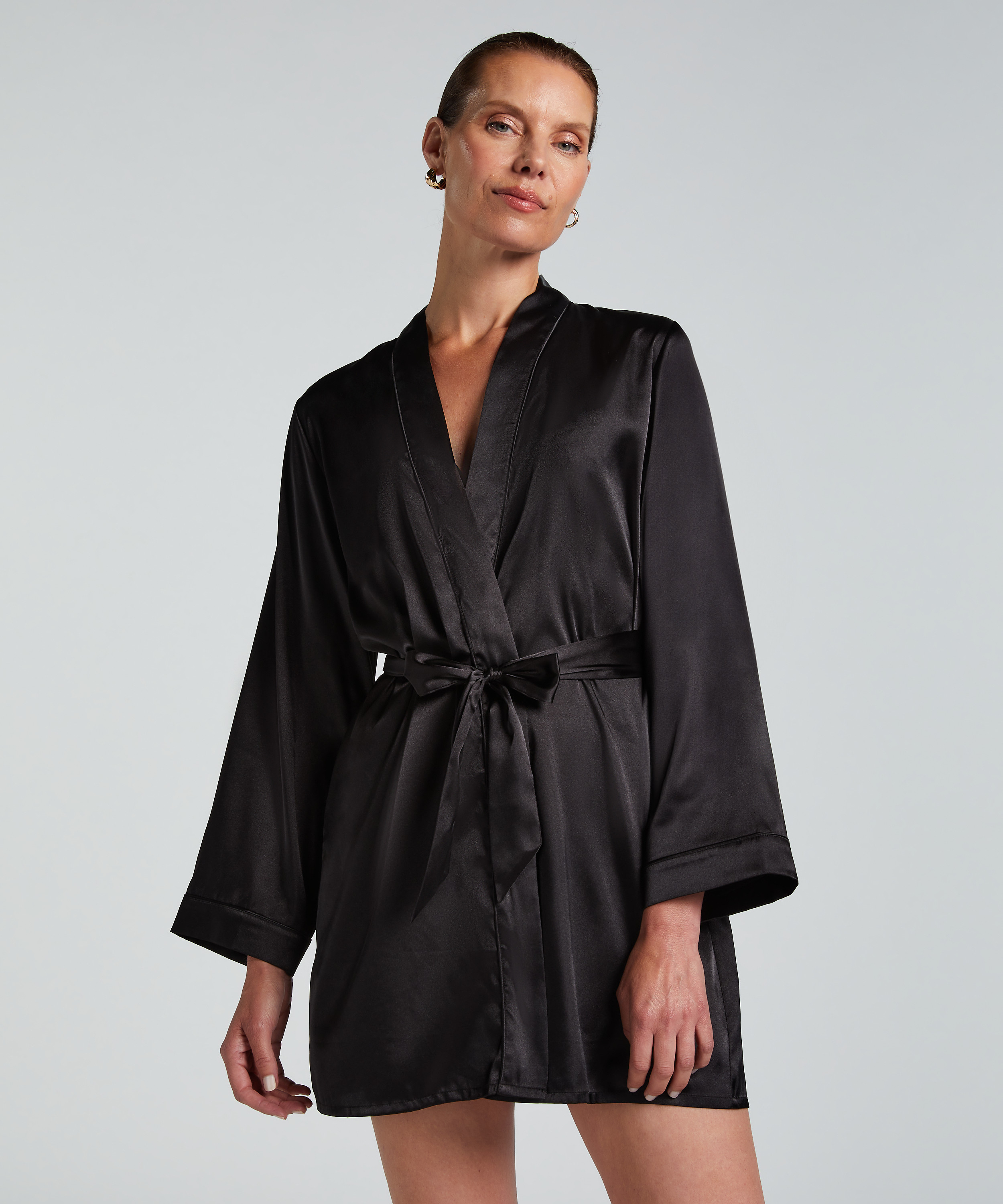 Satin kimono, Sort, main