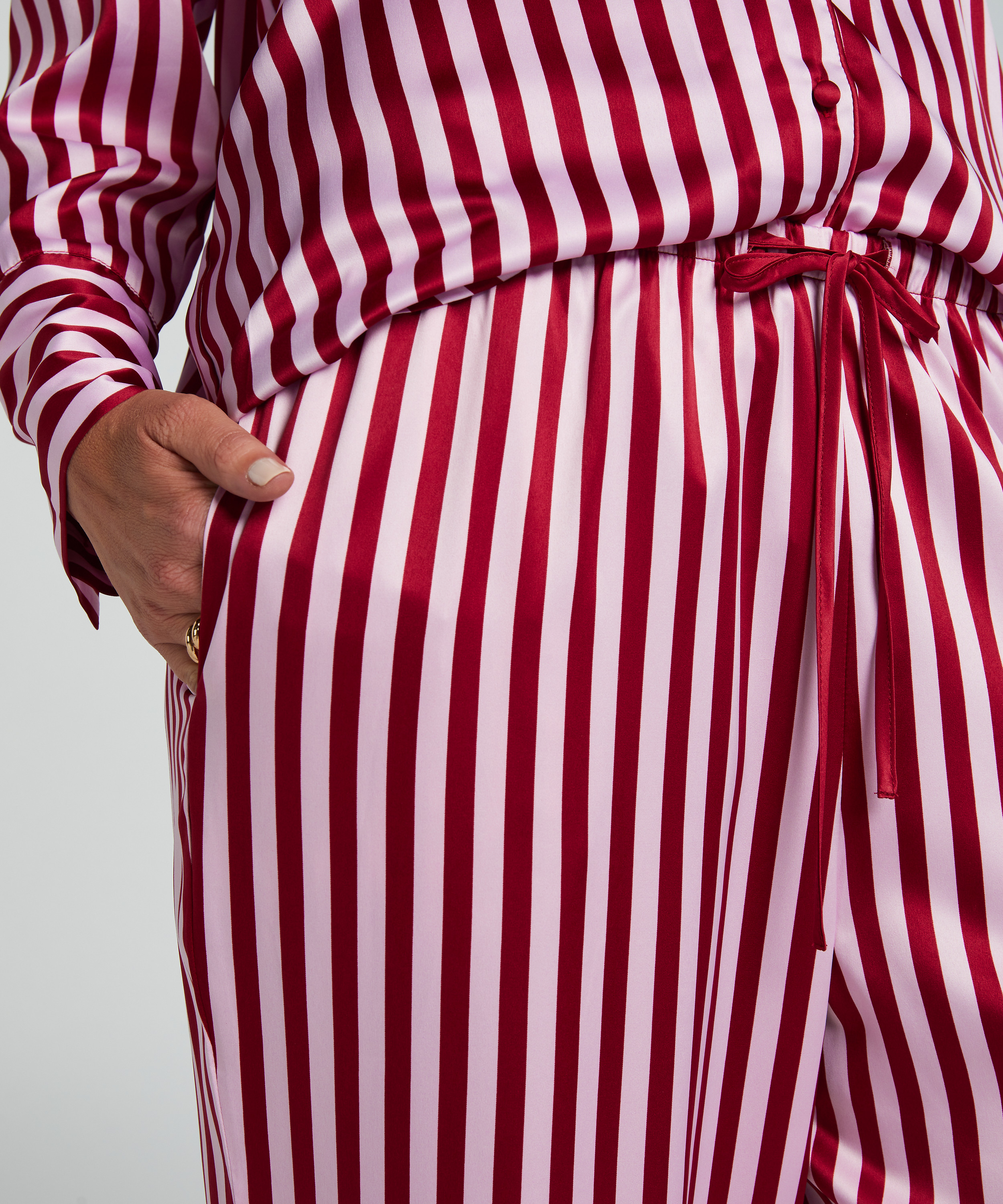 Satinbukser, Lyser&oslash;d, main