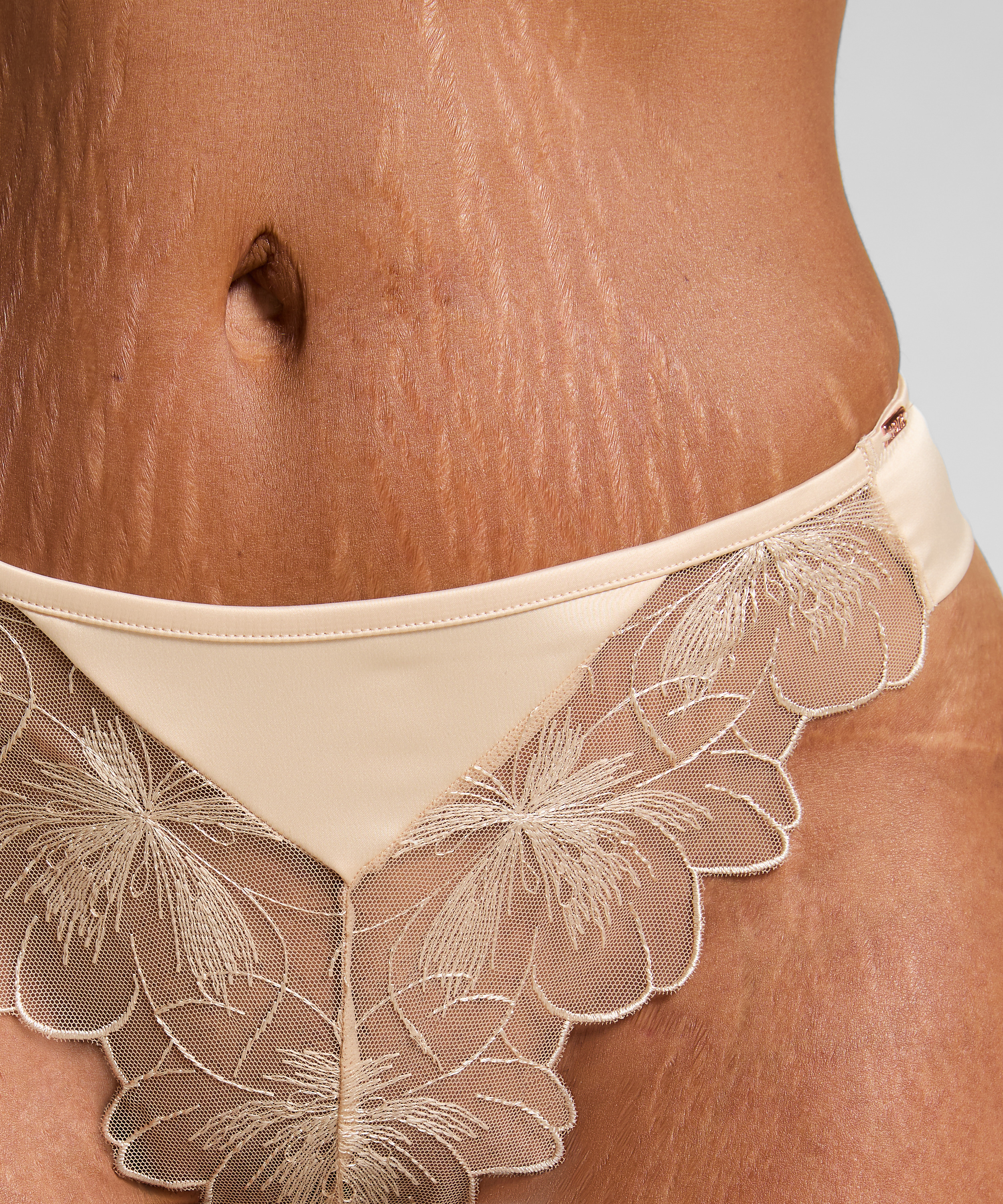 Emilia g-streng, Gul, main