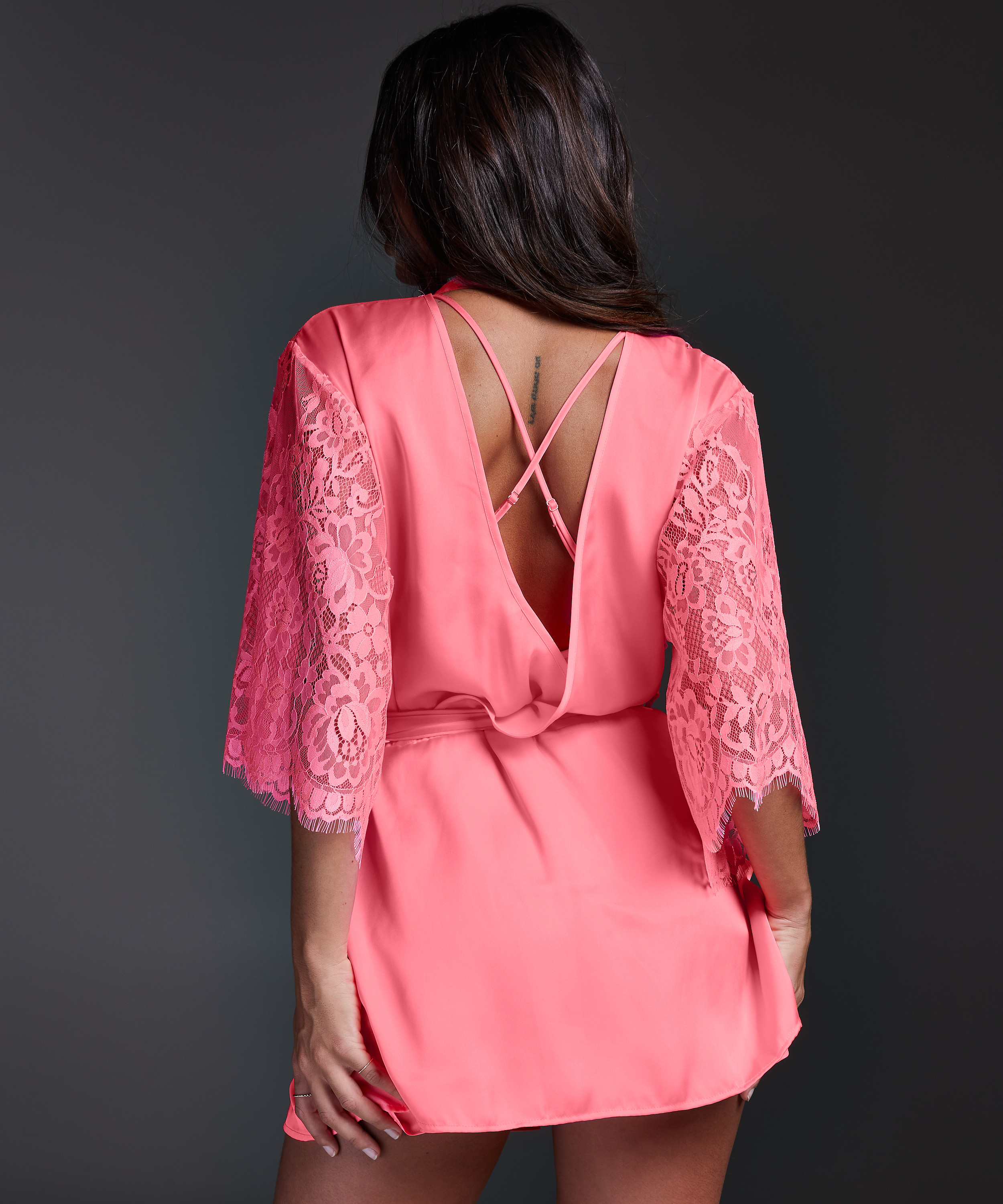 Jennifer kimono, Lyser&oslash;d, main