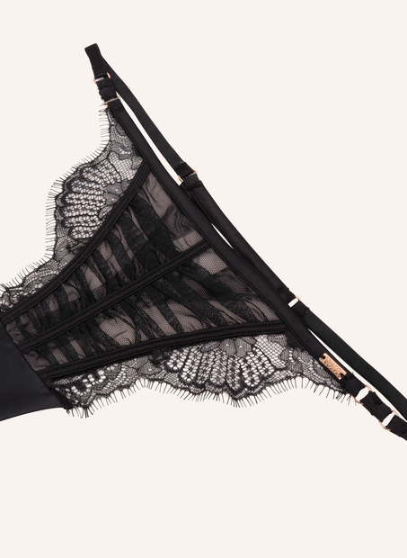 Cynthia tanga med h&oslash;j benudsk&aelig;ring, Sort