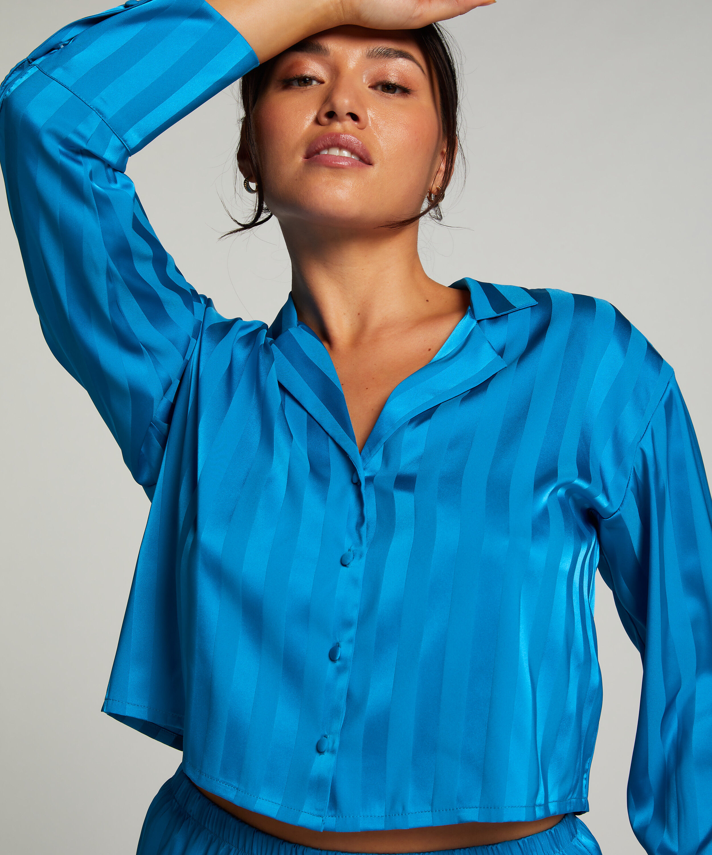 Lang&aelig;rmet satinjakke, Bl&aring;