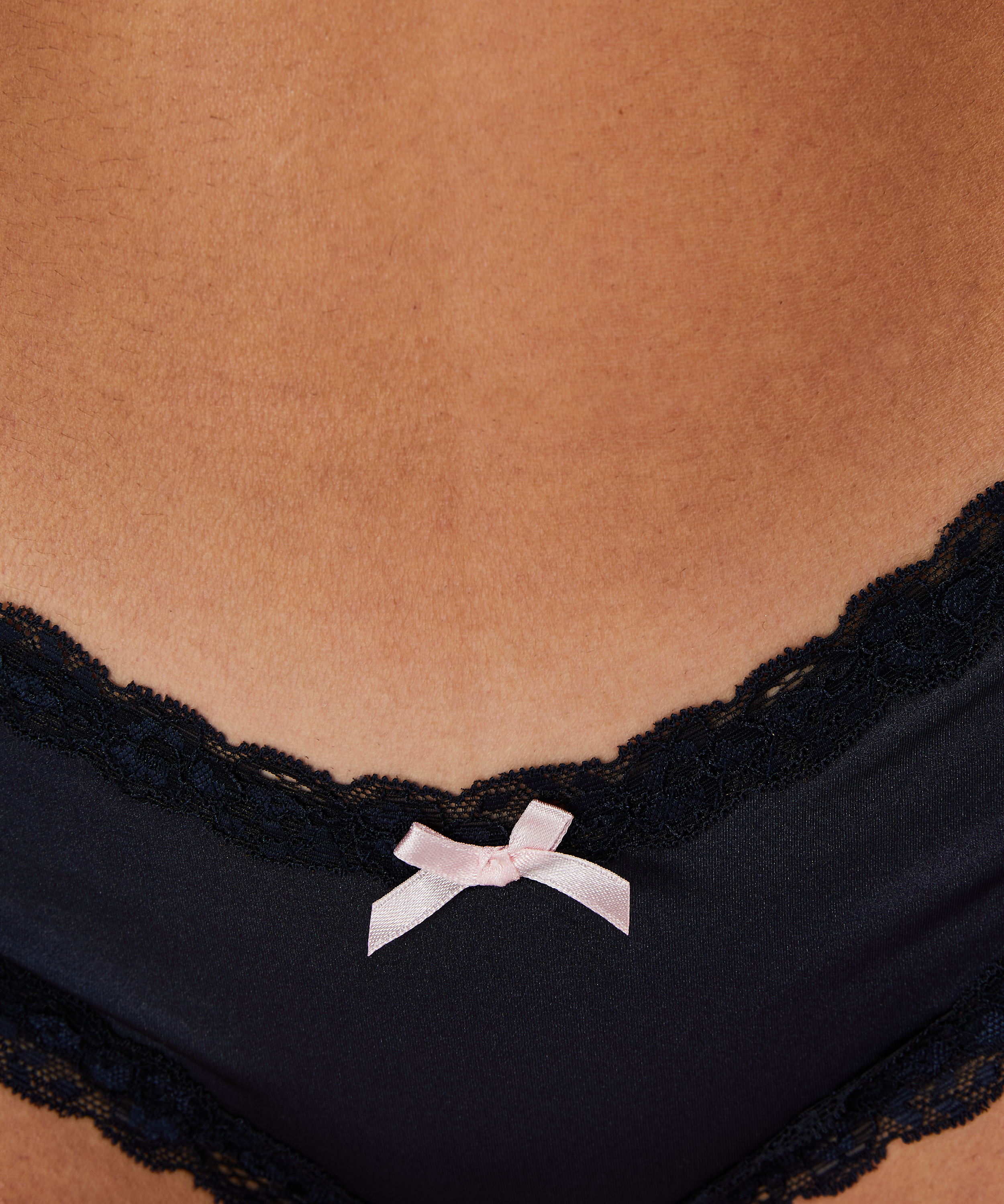 V-formet brasiliansk trusse i mikrokvalitet, bl&aring;, main